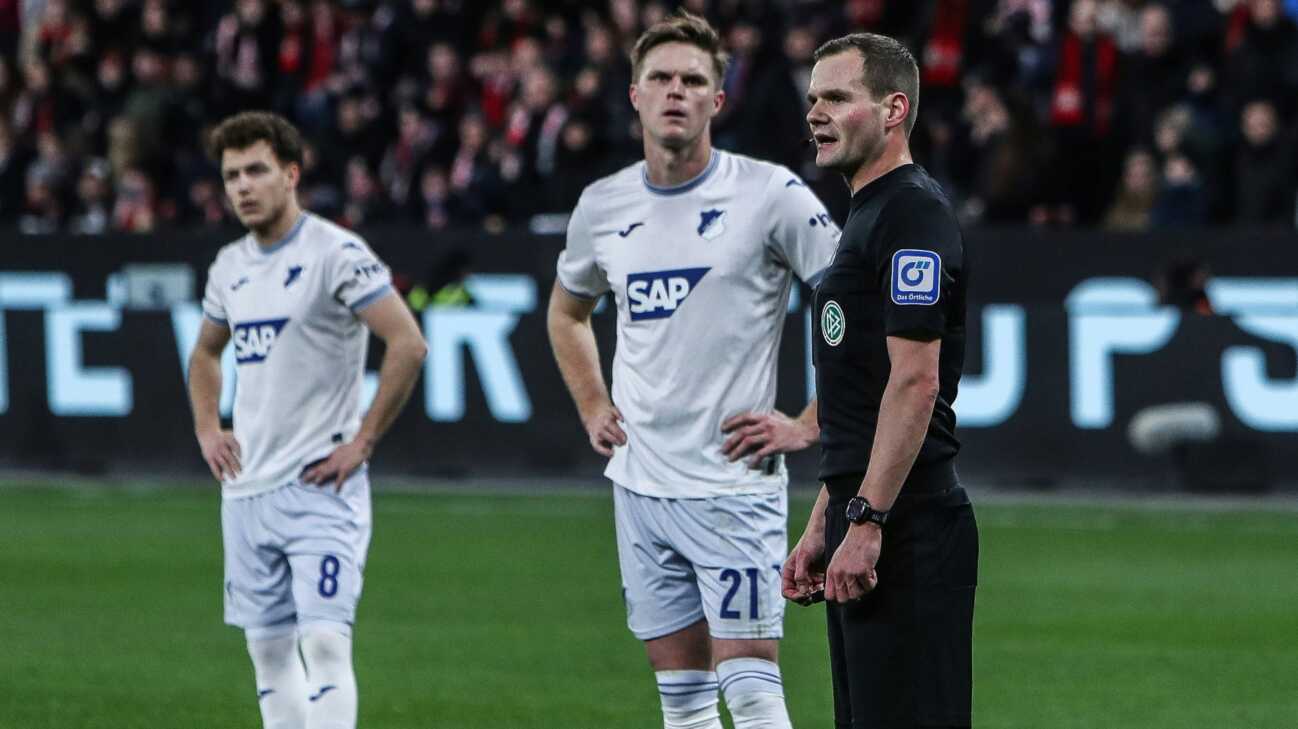 Nach Bundesliga-Premiere: Schiri-Durchsagen auch im Pokal Nach Bundesliga-Premiere: Schiri-Durchsagen auch im Pokal