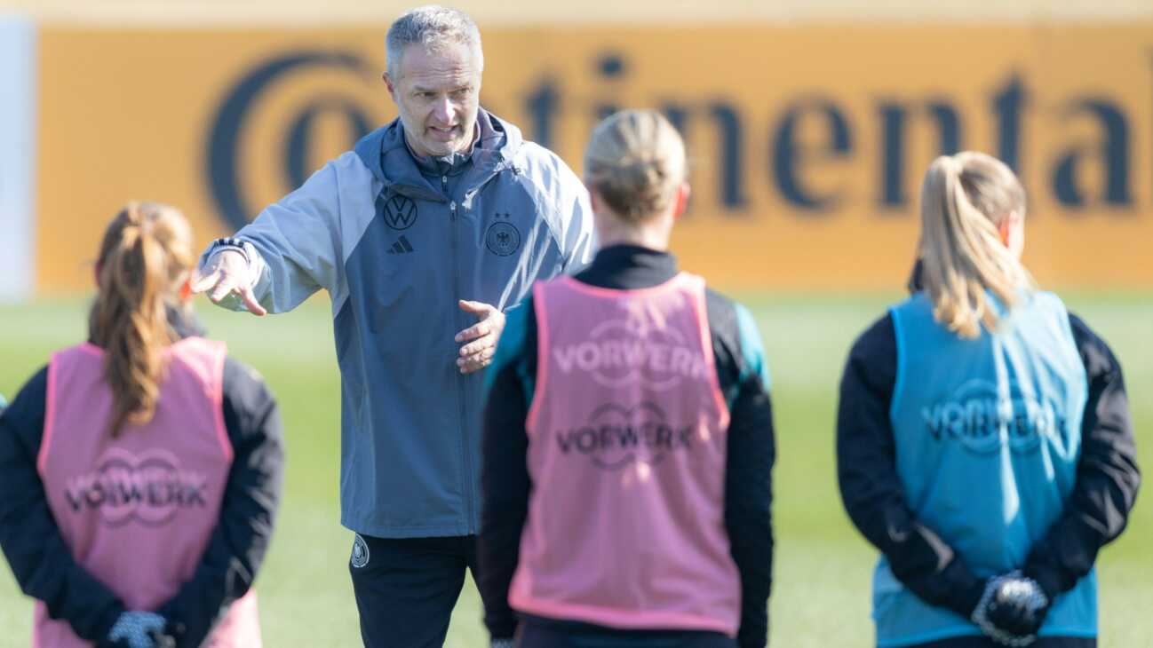 DFB-Frauen starten ins EM-Jahr: "Unsere Mannschaft finden" DFB-Frauen starten ins EM-Jahr: "Unsere Mannschaft finden"
