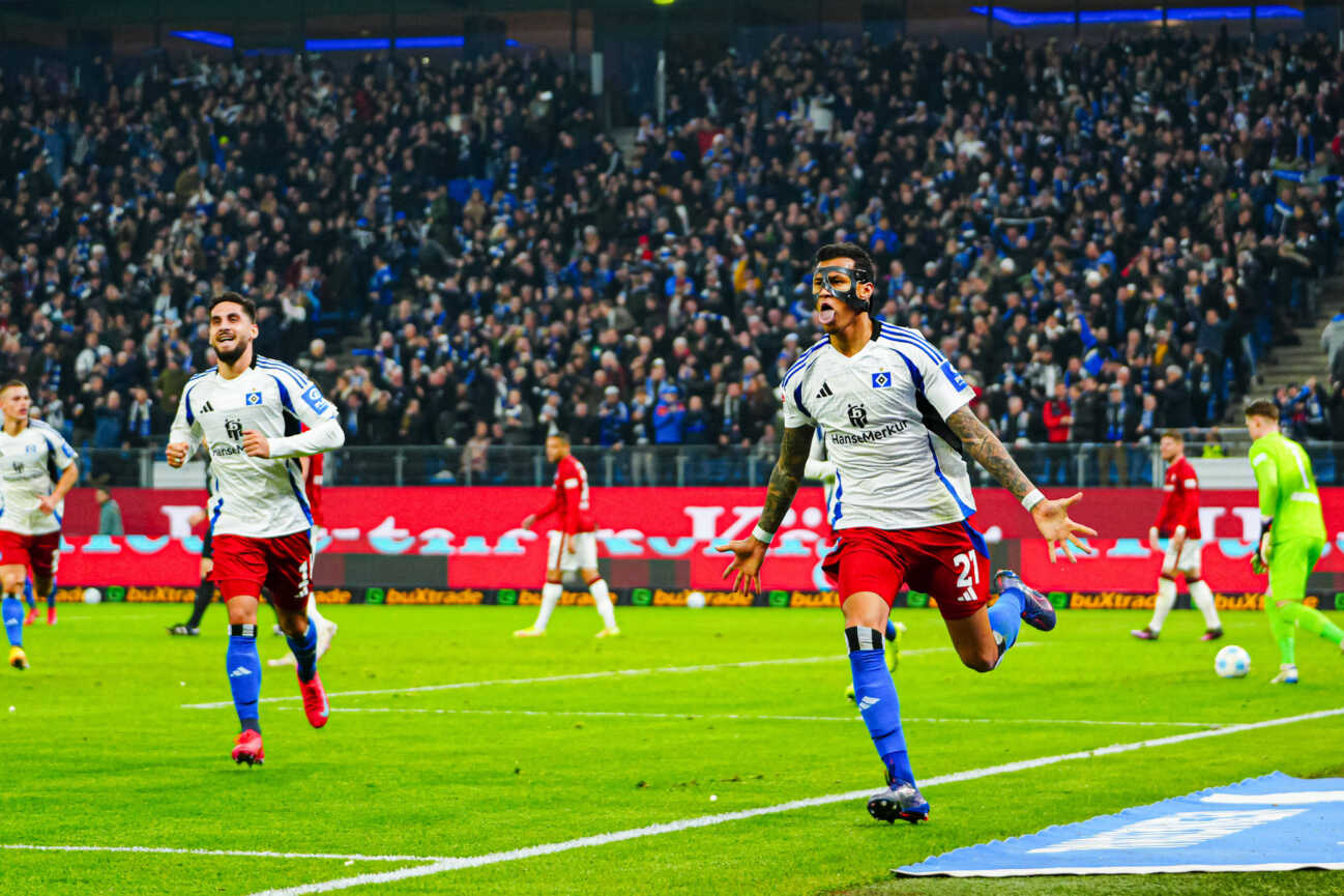 Torjubel nach Tor zum 1:0 Davie Selke (Hamburger SV, 27) GER, Hamburger SV vs. 1. FC Kaiserslautern, Fussball, 2. Bundesliga, Spieltag 23, Saison 2024 2025, 21.02.2025 DFL REGULATIONS PROHIBIT ANY USE OF PHOTOGRAPHS AS IMAGE SEQUENCES AND OR QUASI-VIDEO GER, Hamburger SV vs. 1. FC Kaiserslautern, Fussball, 2. Bundesliga, Spieltag 23, Saison 2024 2025, 21.02.2025 Hamburg *** Goal celebration after scoring 1 0 Davie Selke Hamburger SV, 27 GER, Hamburger SV vs 1 FC Kaiserslautern, Football, 2 Bundesliga, Matchday 23, Season 2024 2025, 21 02 2025 DFL REGULATIONS PROHIBIT ANY USE OF PHOTOGRAPHS AS IMAGE SEQUENCES AND OR QUASI VIDEO GER, Hamburger SV vs 1 FC Kaiserslautern, Football, 2 Bundesliga, Matchday 23, Season 2024 2025, 21 02 2025 Hamburg Copyright: xEibner-Pressefoto MarcelxvonxFehrnx EP_MFN