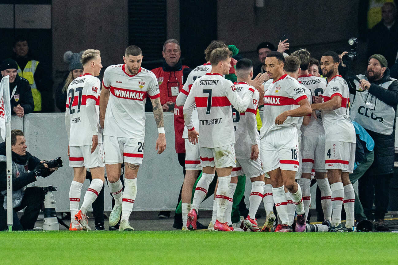 28022025-vfb-stuttgart-vs-fc-1059352953 28.02.2025, VfB Stuttgart vs. FC Bayern München, 1. Bundesliga, 24. Spieltag Tor zum 1:0 durch Angelo Stiller (VfB Stuttgart, 6) Chris Führich (VfB Stuttgart, 27) Nick Woltemade (VfB Stuttgart, 11) Atakan Karazor (VfB Stuttgart, 16) Jeff Chabot (VfB Stuttgart, 24) Deniz Undav (VfB Stuttgart, 26) Jamie Leweling (VfB Stuttgart, 18) Wichtiger Hinweis: Gemaess den Vorgaben der DFL Deutsche Fussball Liga bzw. des DFB Deutscher Fussball-Bund ist es untersagt, in dem Stadion und oder vom Spiel angefertigte Fotoaufnahmen in Form von Sequenzbildern und oder videoaehnlichen Fotostrecken zu verwerten *** 28 02 2025, VfB Stuttgart vs FC Bayern Munich, 1 Bundesliga, 24 Matchday Goal for 1 0 by Angelo Stiller VfB Stuttgart, 6 Chris Führich VfB Stuttgart, 27 Nick Woltemade VfB Stuttgart, 11 Atakan Karazor VfB Stuttgart, 16 Jeff Chabot VfB Stuttgart, 24 Deniz Undav VfB Stuttgart, 26 Jamie Leweling VfB Stuttgart, 18 Important note In accordance with the regulations of the DFL German Football League and the DFB German Football Association, it is prohibited to use photographs taken in the stadium and or of the match in the form of sequential images and or video-like photo series Copyright: xBahhoxKarax