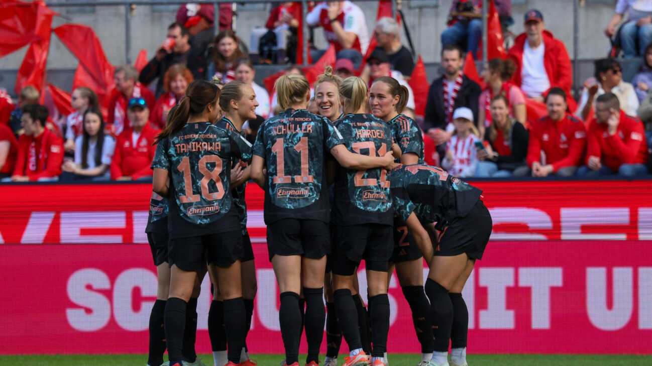Vor Rekordkulisse: Bayern überzeugen in Köln Vor Rekordkulisse: Bayern überzeugen in Köln