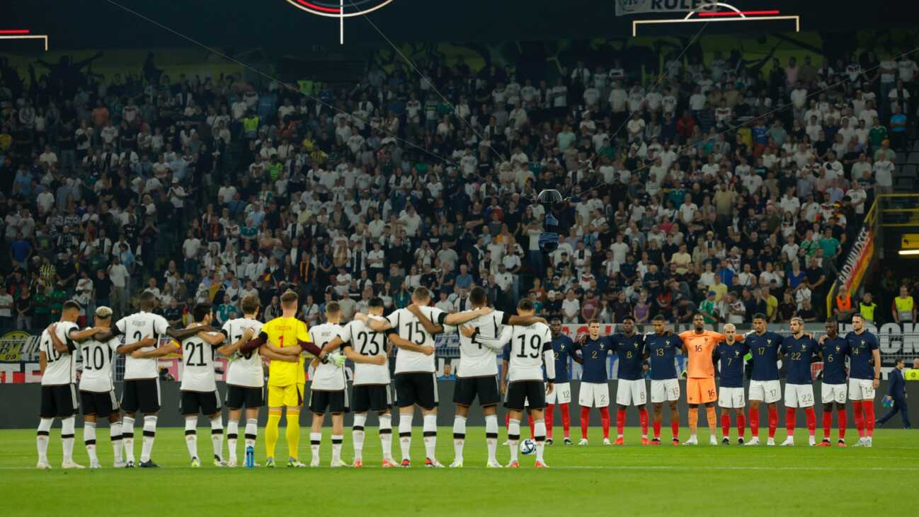 Vor Italien-Spiel in Dortmund: Schweigeminute für Fitschen Vor Italien-Spiel in Dortmund: Schweigeminute für Fitschen