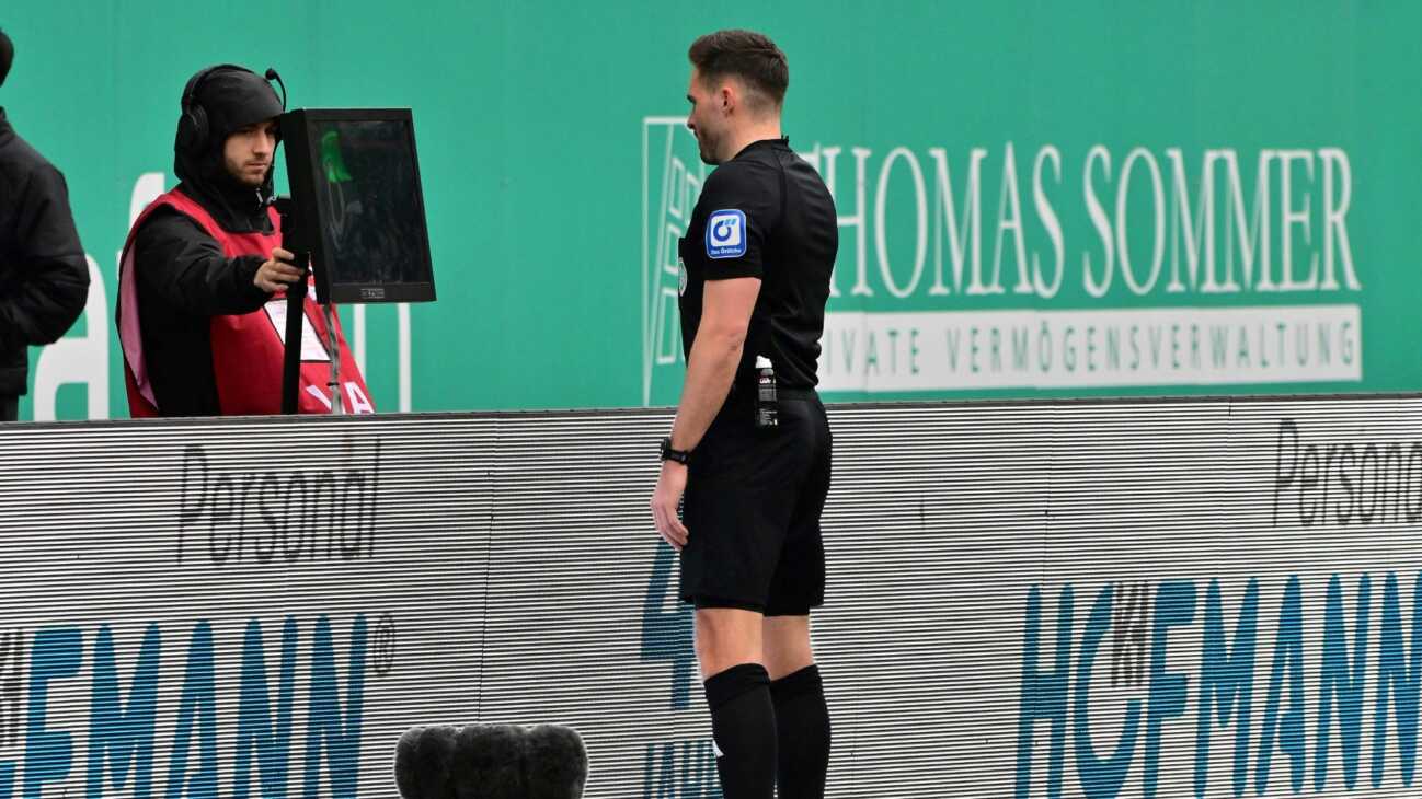 Nach wildem Spiel: Schalke rettet Punkt und verliert Karius Nach wildem Spiel: Schalke rettet Punkt und verliert Karius