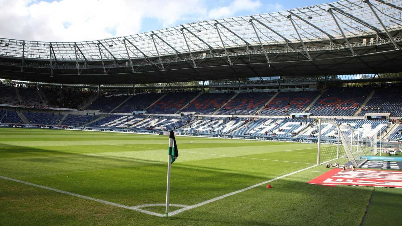 Pyro und Tennisbälle: Hannover gegen Braunschweig unterbrochen Pyro und Tennisbälle: Hannover gegen Braunschweig unterbrochen