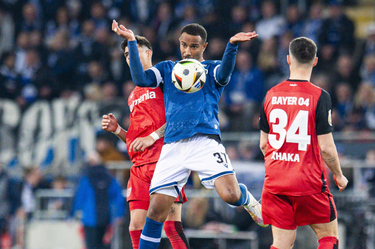 01042025-fuball-2024-2025-1060518982 01.04.2025 - Fußball, 2024 2025, DFB-Pokal, Halbfinale, DSC Arminia Bielefeld - Bayer 04 Leverkusen: (L-R) Piero Hincapie (Leverkusen), Noah Joel Sarenren Bazee (Bielefeld) DFB REGULATIONS PROHIBIT ANY USE OF PHOTOGRAPHS AS IMAGE SEQUENCES AND OR QUASI-VIDEO. Bielefeld Nordrhein-Westfalen Deutschland Schüco Arena *** 01 04 2025 Soccer, 2024 2025, DFB Cup, Semifinal, DSC Arminia Bielefeld Bayer 04 Leverkusen L R Piero Hincapie Leverkusen , Noah Joel Sarenren Bazee Bielefeld DFB REGULATIONS PROHIBIT ANY USE OF PHOTOGRAPHS AS IMAGE SEQUENCES AND OR QUASI VIDEO Bielefeld North Rhine-Westphalia Germany Schüco Arena