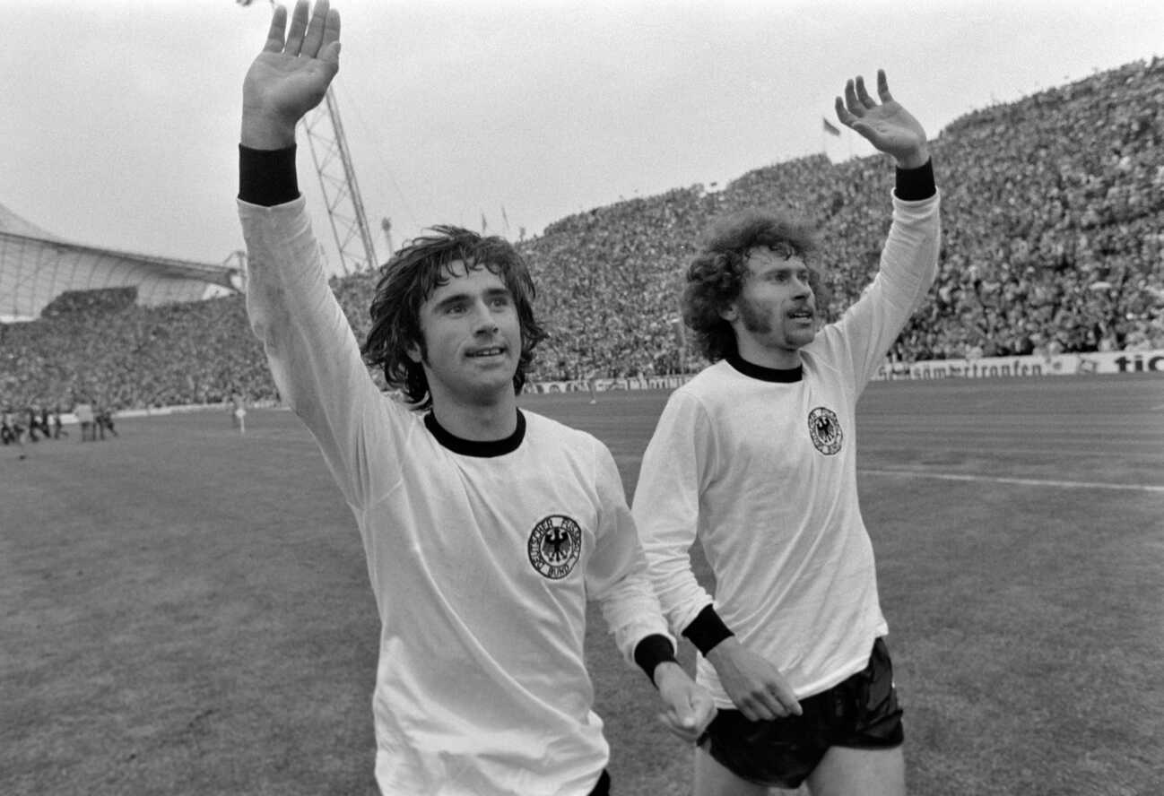  ARCHIVBILD Fussball, WM 1974 Finale in Muenchen Deutschland 2-1 Holland 07.07.1974 Gerd MUELLER links und Paul BREITNER rechts beide Deutschland jubeln nach dem WM-Titel. FOTO: WEREK Pressebildagentur xxNOxMODELxRELEASExx *** ARCHIVBILD Football, World Cup 1974 Final in Munich Germany 2 1 Holland 07 07 1974 Gerd MUELLER on the left and Paul BREITNER on the right both Germany cheering after the World Cup title PHOTO WEREK Press Photo Agency xxNOxMODELxRELEASExx