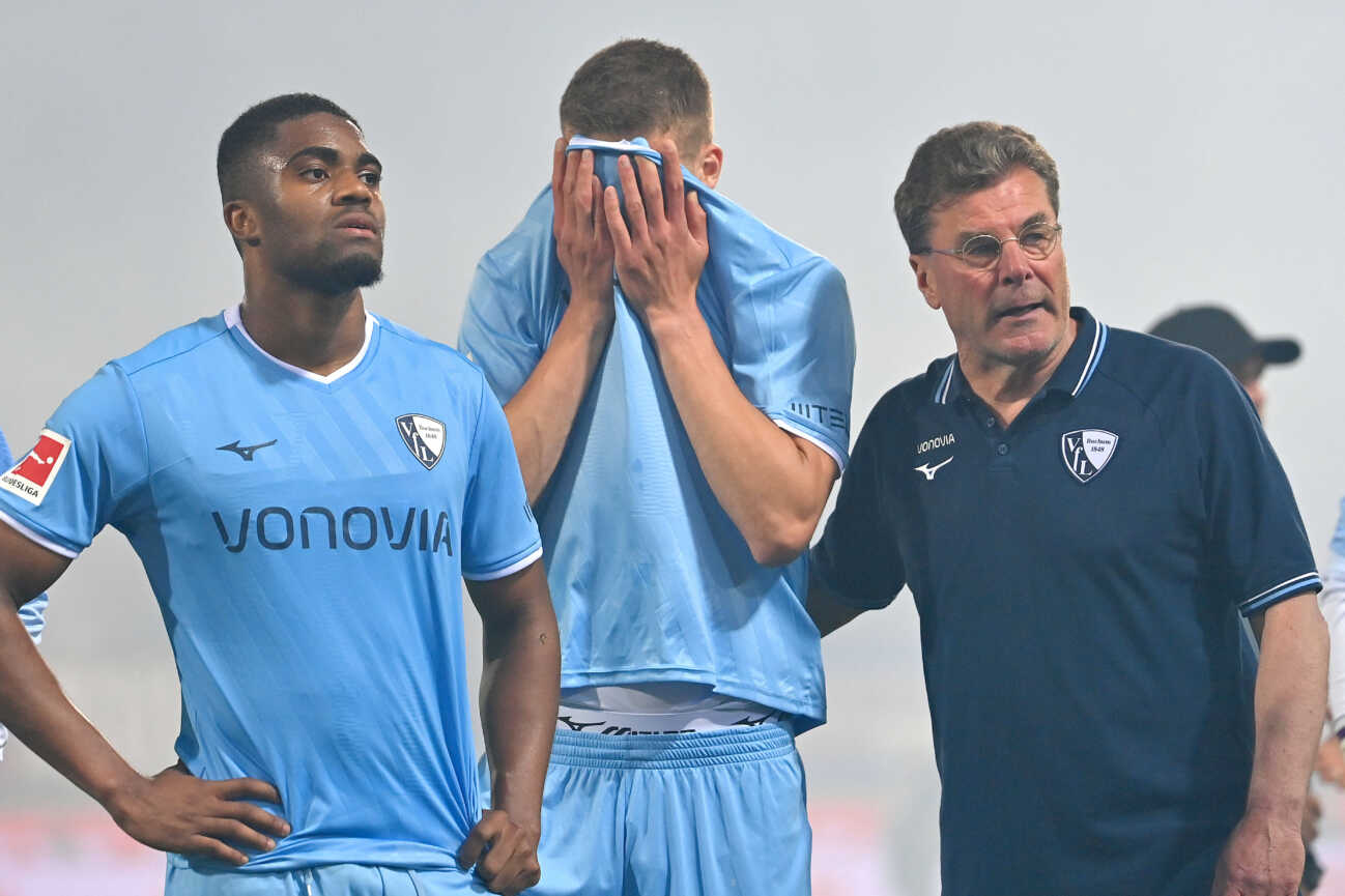 Fussball 1. Bundesliga 1.FC Heidenheim -VfL Bochum 0-0 Bochumer Spieler nach Spielende, v.li:Myron BOADU VFL Bochum,Jakov MEDIC VFL Bochum, Trainer Dieter HECKING VFL Bochum. Enttaeuschung,Frust, enttaeuscht,frustriert,niedergeschlagen, Fussball 1. Bundesliga Saison 2024/2025, 32.Spieltag, Spieltag32 1.FC Heidenheim - VfL Bochum 0-0 am 02.05.2025, VOITH ARENA *** Bochum players after the match, from left Myron BOADU VFL Bochum ,Jakov MEDIC VFL Bochum , Coach Dieter HECKING VFL Bochum Disappointment,frustration, disappointed,frustrated,dejected, Football 1 Bundesliga Season 2024 2025, 32 Matchday, Matchday32 1 FC Heidenheim VfL Bochum 0 0 on 02 05 2025, VOITH ARENA