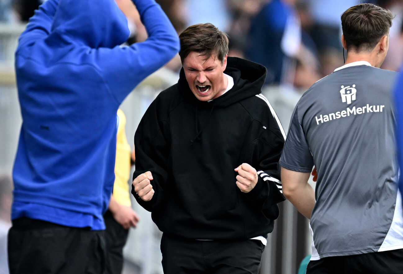 Fussball 2.Bundesliga, SV Darmstadt 98 – Hamburger SV 03.05.2025, xfux, Fussball 2.Bundesliga, SV Darmstadt 98 - Hamburger SV, v.l. Trainer Merlin Polzin Hamburger SV Torjubel, Jubel, Goal celebration, celebrate the goal zum 0:2 jubelnd / bejubelt / jubelt / jubeln / Jubel gibt Anweisungen, gestikuliert, mit den Armen gestikulieren gives instructions, gesticulate, gesticolando. DFL/DFB REGULATIONS PROHIBIT ANY USE OF PHOTOGRAPHS as IMAGE SEQUENCES and/or QUASI-VIDEO. Eine Lizenzierung dieses Bildes an und/oder durch den SV Darmstadt 1898 e.V. sowie Tochterunternehmen ist nicht gestattet. No release of or sale to SV Darmstadt 1898 e.V. Darmstadt *** 03 05 2025, xfux, Fussball 2 Bundesliga, SV Darmstadt 98 Hamburger SV, v l Trainer Merlin Polzin Hamburger SV Torjubel, Jubel, Goal celebration, celebrate the goal zum 0 2 jubelnd bejubelt jubeln jubeln gives instructions, gestikuliert, mit den Armen gestikulieren gives instructions, gesticulate, gesticolando DFL DFB REGULATIONS PROHIBIT ANY USE OF PHOTOGRAPHS as IMAGE SEQUENCES and or QUASI VIDEO Licensing of this image to and or by SV Darmstadt 1898 e V and subsidiaries is not permitted No release of or sale to SV Darmstadt 1898 e V Darmstadt