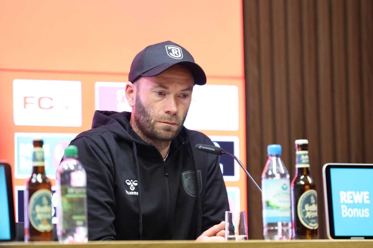 GER, 2.FBL, 1. FC Koeln vs. SSV Jahn Regensburg / 03.05.2025, Rheinenergie Stadion, Koeln, GER, 2.FBL, 1. FC Koeln vs. SSV Jahn Regensburg, im Bild: Pressekonferenz PK nach dem Spiel, Andreas Patz Trainer / Headcoach Jahn Regensburg, *** GER, 2 FBL, 1 FC Koeln vs SSV Jahn Regensburg 03 05 2025, Rheinenergie Stadion, Koeln, GER, 2 FBL, 1 FC Koeln vs SSV Jahn Regensburg, in the picture press conference PK after the match, Andreas Patz Trainer Headcoach Jahn Regensburg , nordphotoxGmbHx/xMeuter nph00351