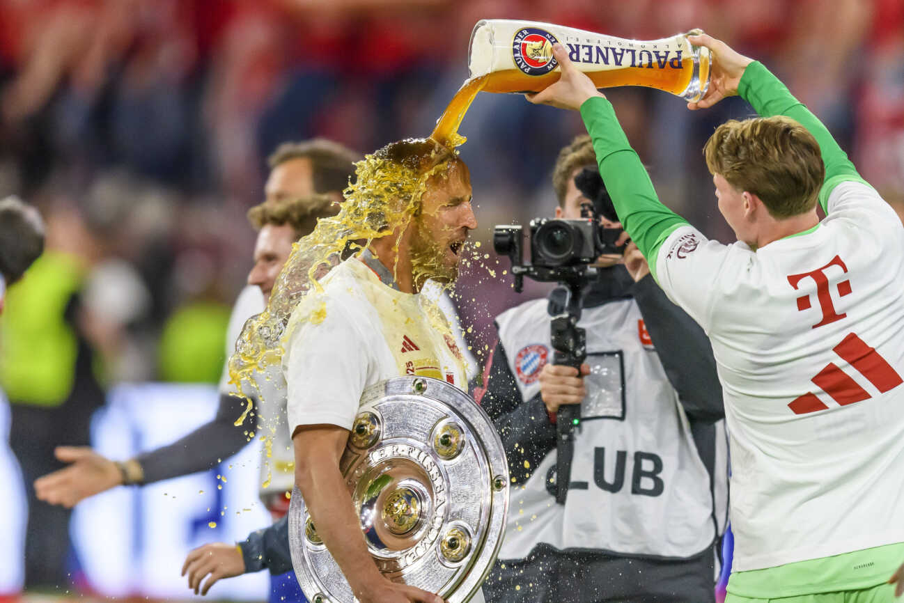 GER, DFB, FC Bayern Muenchen vs. Borussia Moenchengladbach GER, DFB, FC Bayern Muenchen vs. Borussia Moenchengladbach / 10.05.2025, Allianz Arena, Muenchen, GER, DFB, FC Bayern Muenchen vs. Borussia Moenchengladbach, im Bild Harry Kane FCB 9 bekommt eine Bierdusche *** GER, DFB, FC Bayern Muenchen vs Borussia Moenchengladbach 10 05 2025, Allianz Arena, Muenchen, GER, DFB, FC Bayern Muenchen vs Borussia Moenchengladbach, in the picture Harry Kane FCB 9 gets a beer shower nordphotoxGmbHx/xStraubmeier nph00004