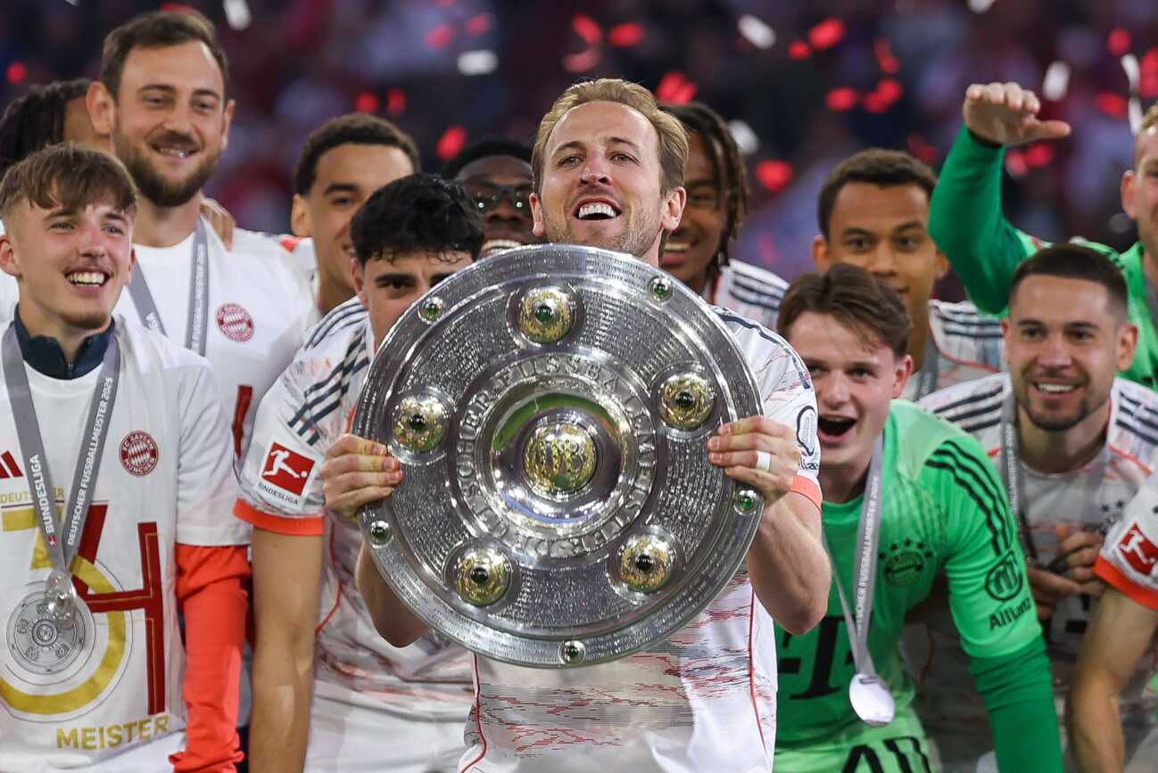 Harry Kane 9 FC Bayern Muenchen mit der Meisterschale auf dem Podium, FC Bayern Muenchen vs. Borussia Moenchengladbach, Fussball, 1. Bundesliga, 33. Spieltag, 10.05.2025 DFB regulations prohibit any use of photographs as image sequences and/or quasi-video Muenchen Bayern Deutschland *** Harry Kane 9 FC Bayern Muenchen with the championship trophy on the podium, FC Bayern Muenchen vs Borussia Moenchengladbach, Football, 1 Bundesliga, 33 Matchday, 10 05 2025 DFB regulations prohibit any use of photographs as image sequences and or quasi video Muenchen Bayern Germany Copyright: xkolbert-press/ChristianxKolbertx