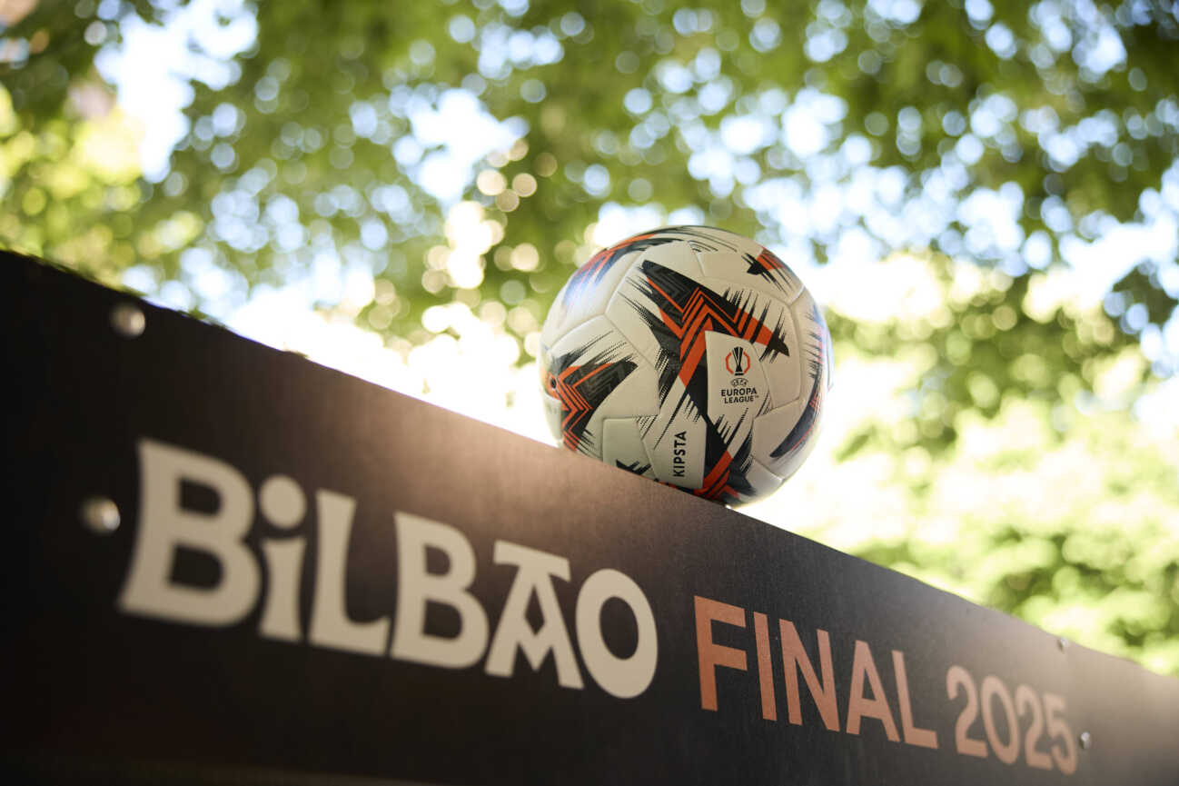 Previews – UEFA Europa League Final 2025 Previews - UEFA Europa League Final 2025 A detail view of the official match ball ahead of the UEFA Europa League 2024/25 Final match between Tottenham Hotspur and Manchester United, ManU at San Mames on May 17, 2025, in Bilbao, Spain. Bilbao San Mames Navarra Spain RL_TOTvMUTD_ELF_000033 Copyright: xRicardoxLarreinax