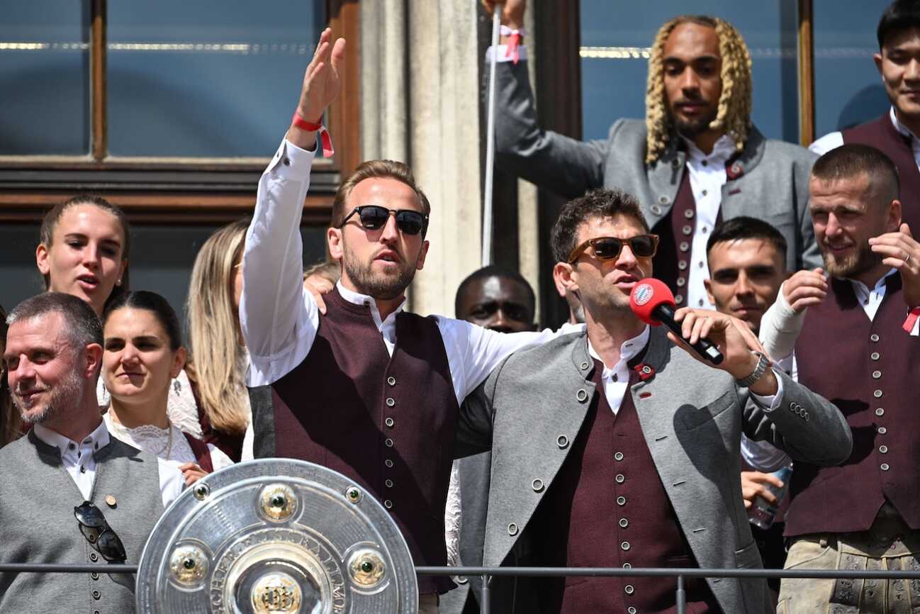v.li:Harry KANE Bayern Muenchen, Thomas MUELLER M‹LLER,Bayern Muenchen feiern auf dem Rathausbalkon mit Schale,Meisterschale. Fussball Bundesliga der Frauen und der Maenner Doppelfeier FC Bayern Muenchen,Meisterfeier auf dem Rathausbalkon auf dem Marienplatz in Muenchen am 18.05.2025. Fussball 1. Bundesliga Saison 2024/2025, 34.Spieltag, ¬ *** v li Harry KANE Bayern Muenchen , Thomas MUELLER M‹LLER,Bayern Muenchen celebrate on the Rathausbalkon with bowl,Meisterschale Fuﬂball Bundesliga der Frauen und der Maenner Doppelfeier FC Bayern Muenchen,Meisterfeier auf dem Rathausbalkon auf dem Marienplatz in Muenchen am 18 05 2025 Fussball 1 Bundesliga Saison 2024 2025, 34 Spieltag, ¬