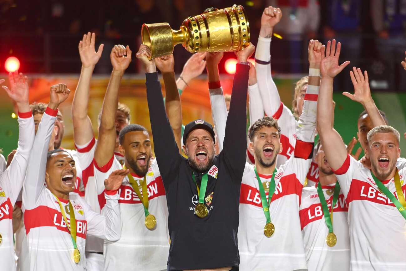 Teamfoto,Team,Mannschaft,Mannschaftsfoto, Trainer Sebastian HOENESS VFB Stuttgart mit Pokal,Cup,Trophaee,Jubel,Freude,Begeisterung, Siegerehrung. Fussball / 82. DFB Pokal Finale 2025 / Arminia Bielefeld - VfB Stuttgart 2-4 am 24.05.2025., Olympiastadion in Berlin DFL / DFB regulations prohibit any use of photographs as image sequences and/ or quasi-video *** Teamfoto,Team,Mannschaft,Mannschaftsfoto, Trainer Sebastian HOENESS VFB Stuttgart mit Pokal,Cup,Trophaee,Jubel,Freude,Begeisterung, Siegerehrung Fussball 82 DFB Pokal Finale 2025 Arminia Bielefeld VfB Stuttgart 2 4 am 24 05 2025 , Olympiastadion in Berlin DFL DFB regulations prohibit any use of photographs as image sequences and or quasi video