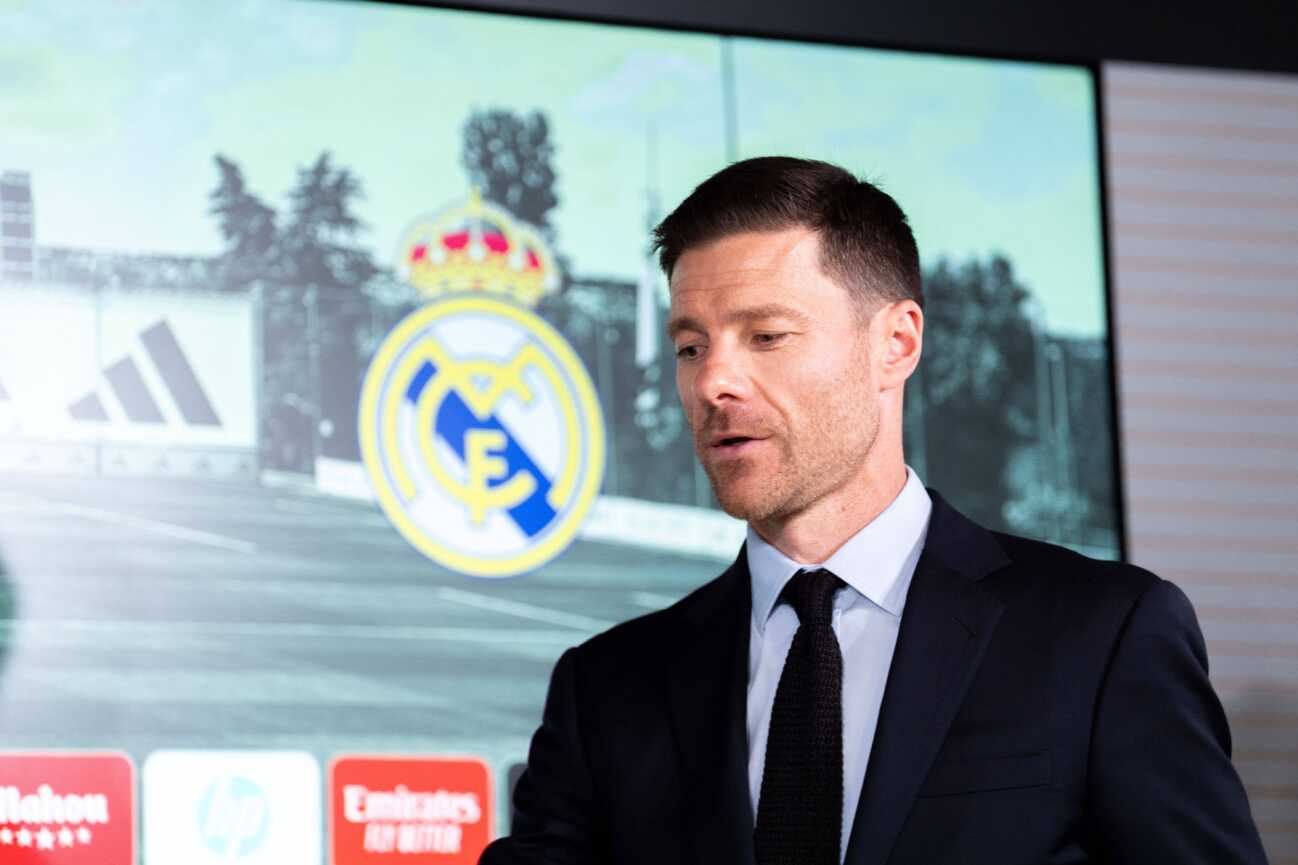 Xabi Alonso enters the press room during the press conference, PK, Pressekonferenz Xabi Alonso Unveiled as the New Coach of Real Madrid, Real Madrid City, Madrid, Spain - 26 May 2025 PUBLICATIONxINxGERxSUIxAUTxHUNxGRExMLTxCYPxROUxBULxUAExKSAxCHNxDENxINDxITAxPORxESPxSWExTURxMEXxCOLxVENxPERxECUxBRAxARGxCHIxURUxPARxPANxONLY Copyright: xGokhanxTaner/Shutterstockx 15320180h