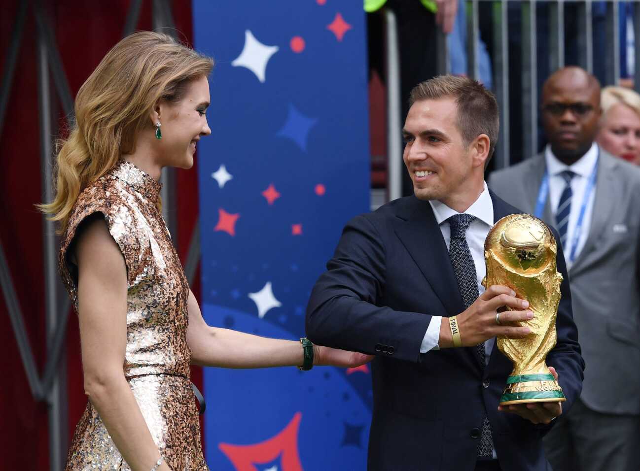 FUSSBALL WM 2018 FINALE ------- Frankreich - Kroatien 15.07.2018 Ohilipp Lahm (re, Deutschland) und das Fotomodell Natalja Wodjanowa (Russland) bringen den WM Pokal vor dem Endspiel in das Luschniki Stadion *** FIFA World Cup 2018 FINALE France Croatia 15 07 2018 Ohilipp Lahm re Germany and photo model Natalia Vodjanowa Russia bring the World Cup trophy to the final in the Luschniki stadium PUBLICATIONxNOTxINxAUTxSUIxITA 