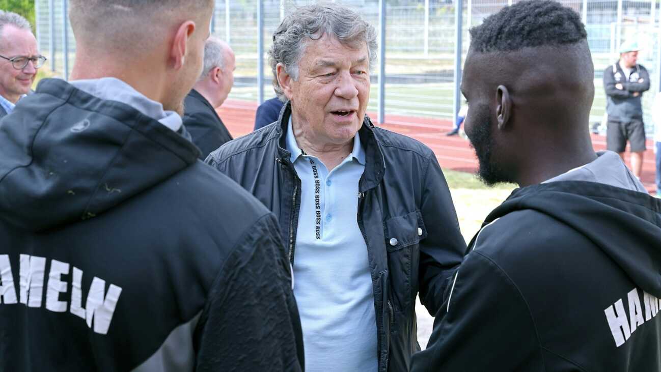 Rehhagel überreicht Sepp-Herberger-Pokale an JVA-Teams