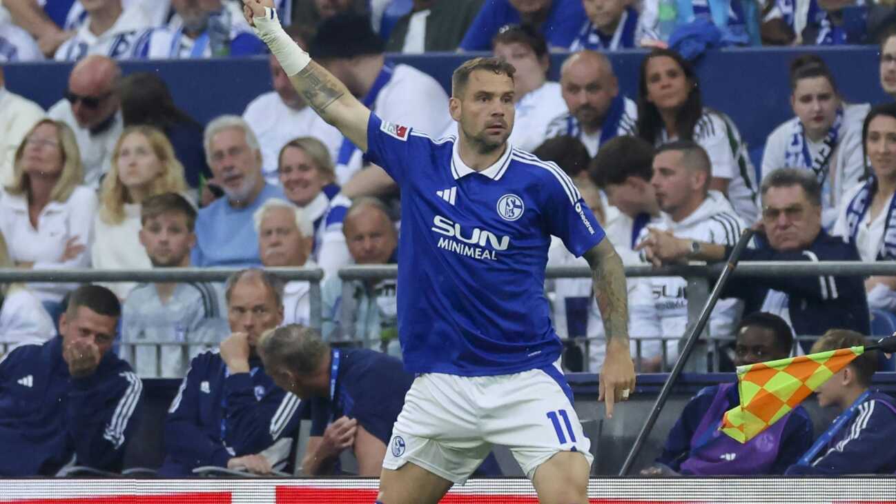 Beim Saisonfinale: Lasogga feiert Debüt für Schalke-Profis Beim Saisonfinale: Lasogga feiert Debüt für Schalke-Profis