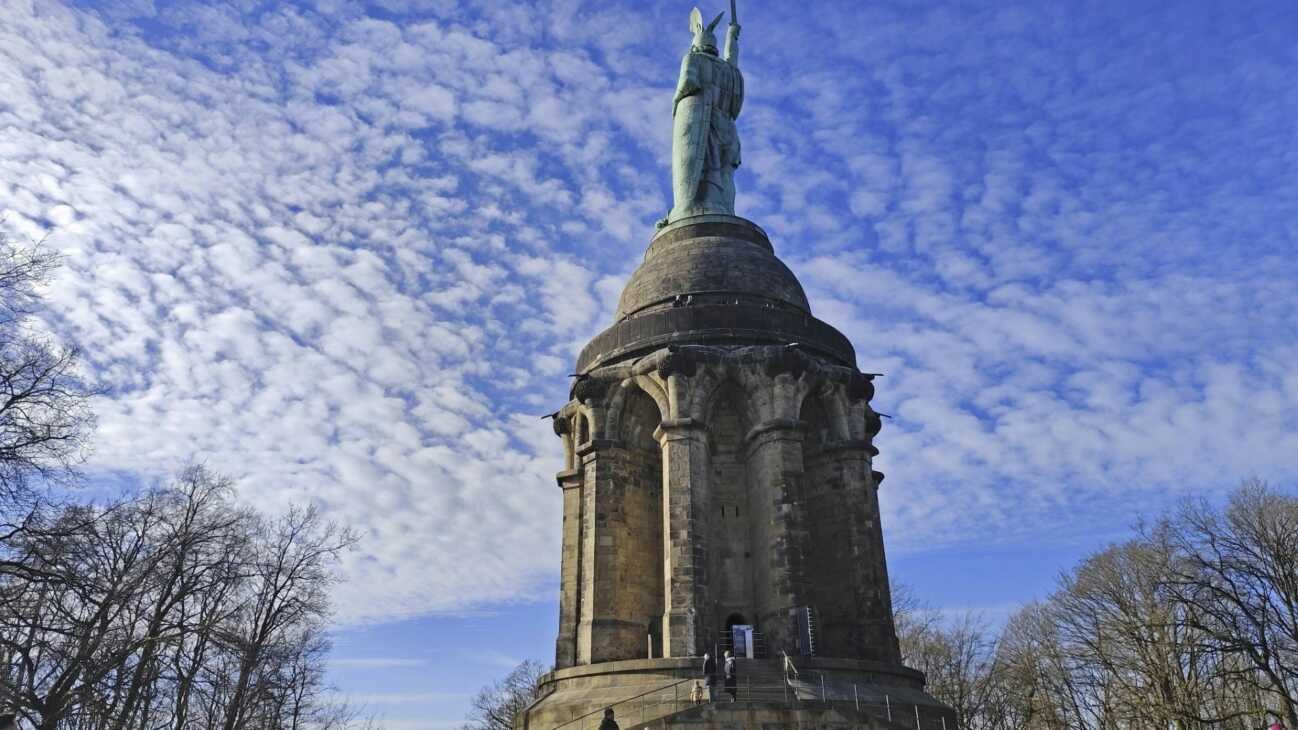 Pokal-Fieber: Hermannsdenkmal erhält Bielefelder XXL-Trikot