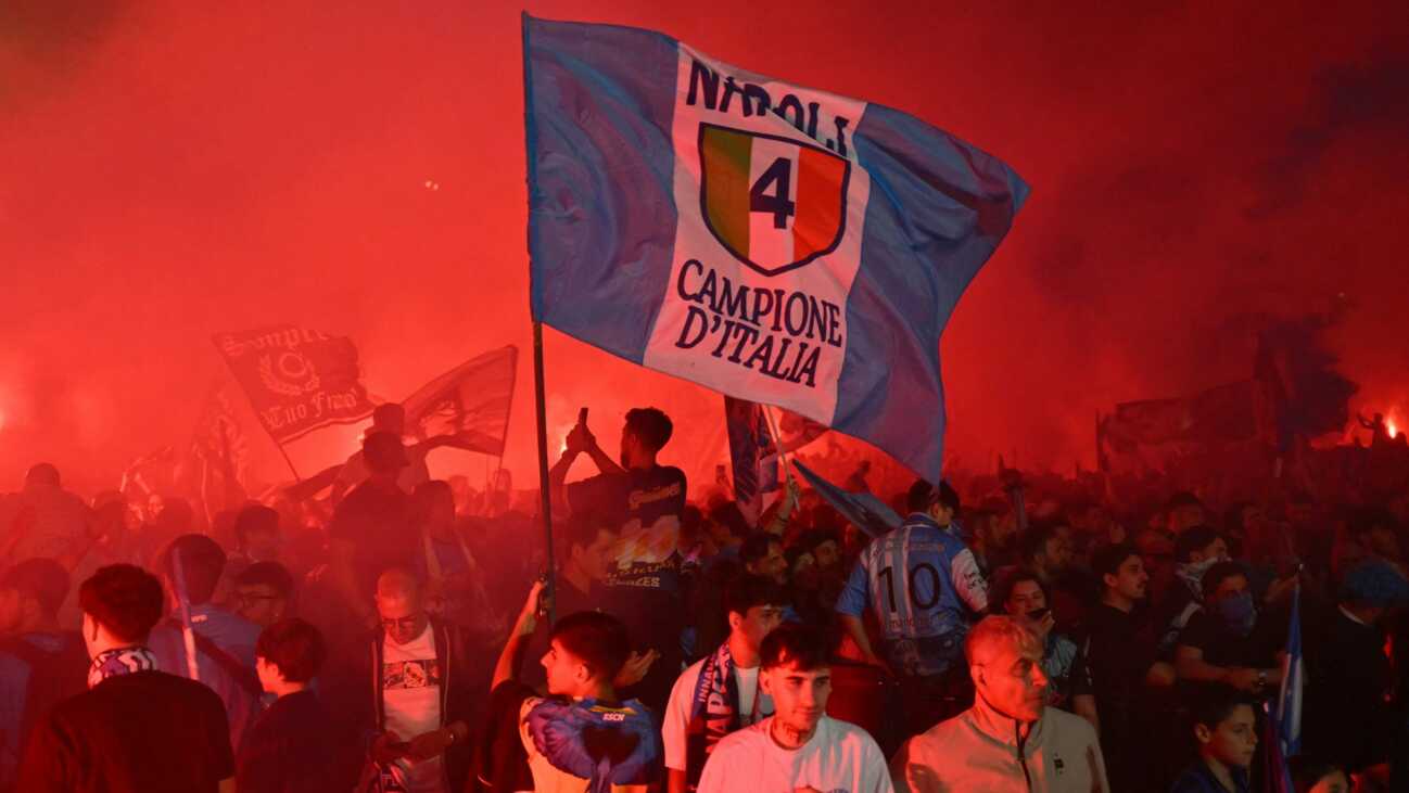 Bei Scudetto-Party: 40 Verletzte in Neapel Bei Scudetto-Party: 40 Verletzte in Neapel