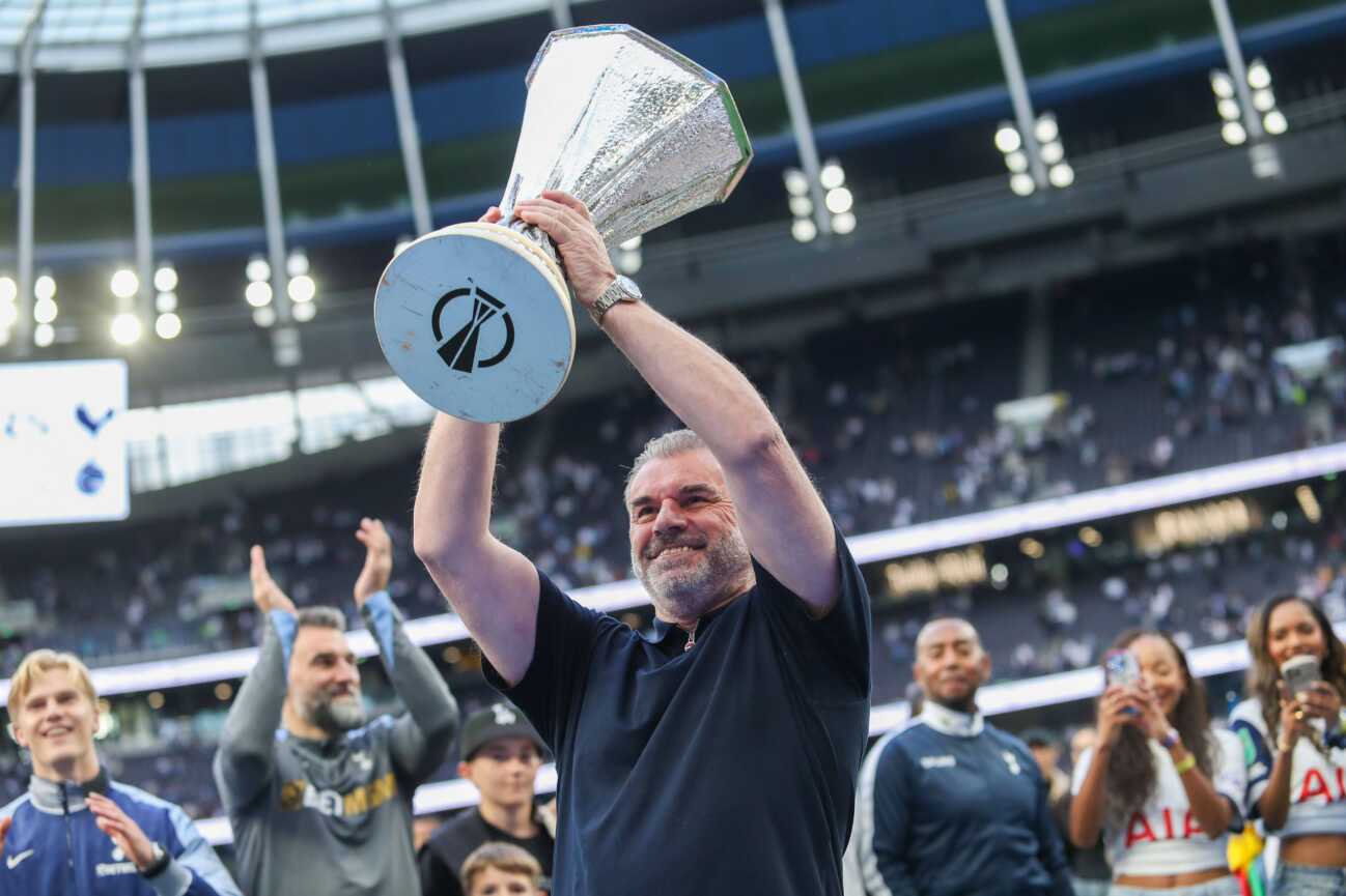 Tottenham Hotspur v Brighton and Hove Albion, Football, Premier League, Tottenham Hotspur Stadium, London, UK – 25/05/25 Head coach of Tottenham Hotspur Ange Postecoglou pictured lifting the UEFA Europa League trophy Tottenham Hotspur v Brighton and Hove Albion, Football, Premier League, Tottenham Hotspur Stadium, London, UK - 25/05/25 Editorial use only PUBLICATIONxINxGERxSUIxAUTxHUNxGRExMLTxCYPxROUxBULxUAExKSAxONLY Copyright: xAnthonyxHanc/Shutterstockx 15319139dv