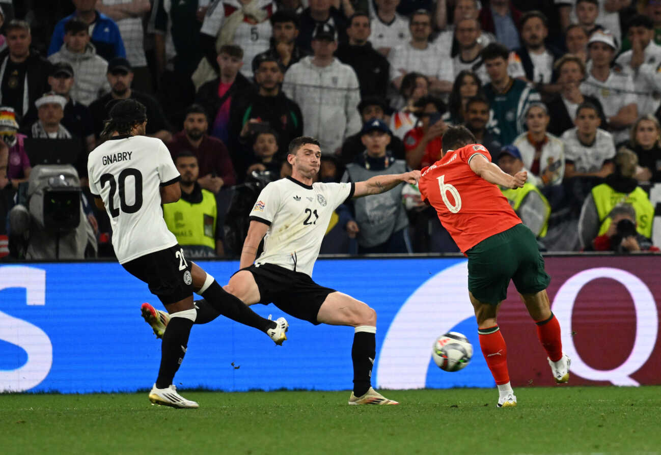 Fussball UEFA Nations League 1/2 Finale, Deutschland – Portugal 04.06.2025, xsltx, Fussball UEFA Nations League 1/2 Finale, Deutschland - Portugal v.l. Serge Gnabry Deutsche Fussball Nationalmannschaft DFB, Robin Gosens Deutsche Fussball Nationalmannschaft DFB, Joao Maria Lobo Alves Palhinha Goncalves Portugal DFL/DFB REGULATIONS PROHIBIT ANY USE OF PHOTOGRAPHS as IMAGE SEQUENCES and/or QUASI-VIDEO Muenchen *** 04 06 2025, xsltx, Football UEFA Nations League 1 2 Final, Germany Portugal v l Serge Gnabry Deutsche Fussball Nationalmannschaft DFB , Robin Gosens Deutsche Fussball Nationalmannschaft DFB , Joao Maria Lobo Alves Palhinha Goncalves Portugal DFL DFB REGULATIONS PROHIBIT ANY USE OF PHOTOGRAPHS as IMAGE SEQUENCES and or QUASI VIDEO Muenchen