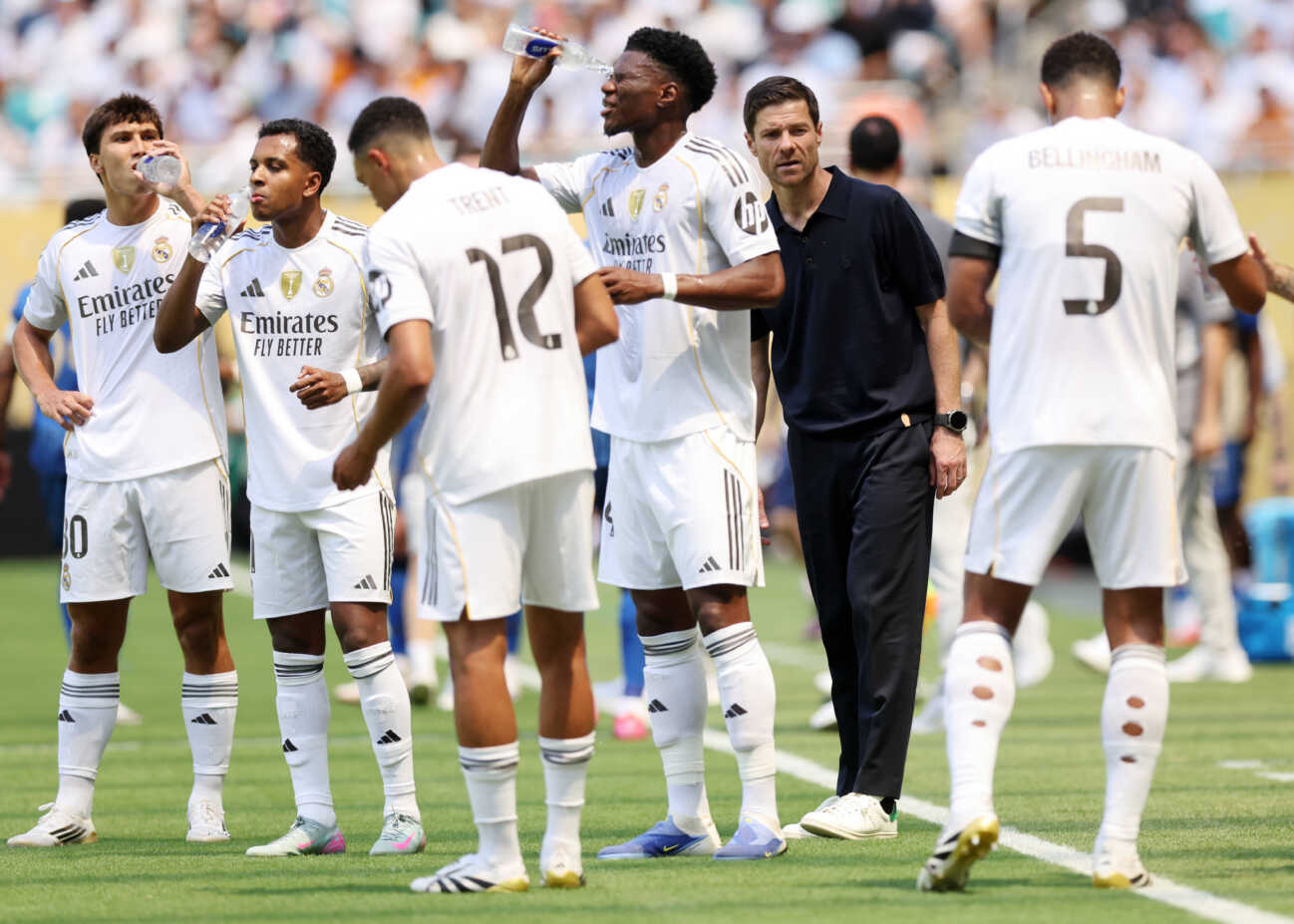 Real Madrid v Al Hilal – FIFA Club World Cup – Hard Rock Stadium Miami Gardens, USA, 18th June 2025. Xabi Alonso manager of Real Madrid speaks to his team during the Real Madrid vs Al Hilal FIFA Club World Cup match at Hard Rock Stadium, Miami Gardens. Picture credit should read: David Klein / Sportimage EDITORIAL USE ONLY. No use with unauthorised audio, video, data, fixture lists, club/league logos or live services. Online in-match use limited to 120 images, no video emulation. No use in betting, games or single club/league/player publications. SPI_081_DK_Madrid_Al_Hilal SPI-3986-0078