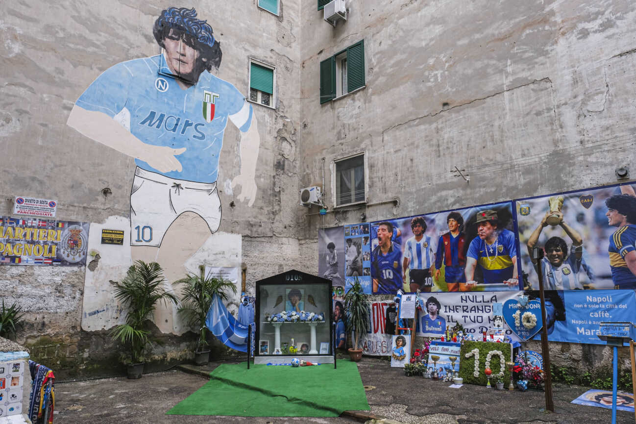 Entertainment Bilder des Tages Italy: votive chapel for Diego Armando Maradona Naples, 8 February 2021, Quartieri Spagnoli Quartieri Spagnoli a neighbourhood in Naples where a votive chapel has been installed for Diego Armando Maradona, the place is known as Largo Diego Armando Maradona where the historic mural depicting the Pibe de Oro is located. ABPH7879 Copyright: xAntonioxBalascox