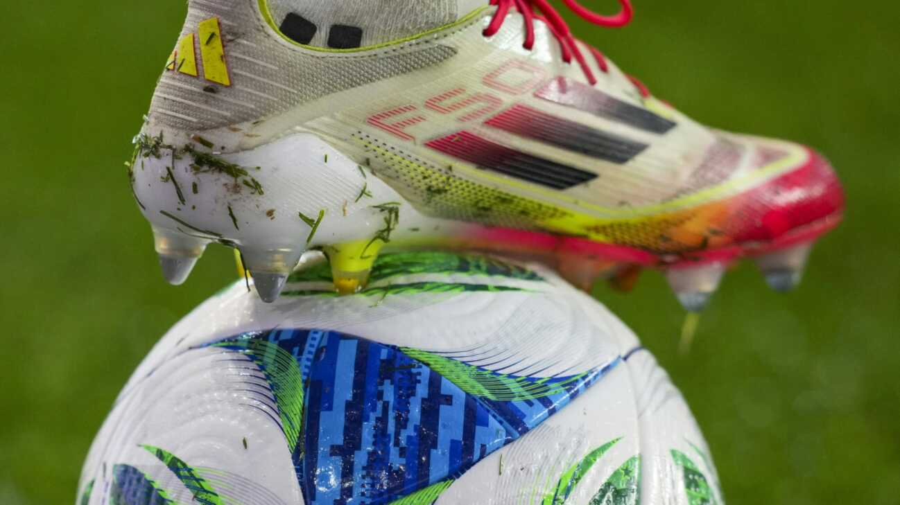 Adidas: Erster Fußballschuh für Frauen