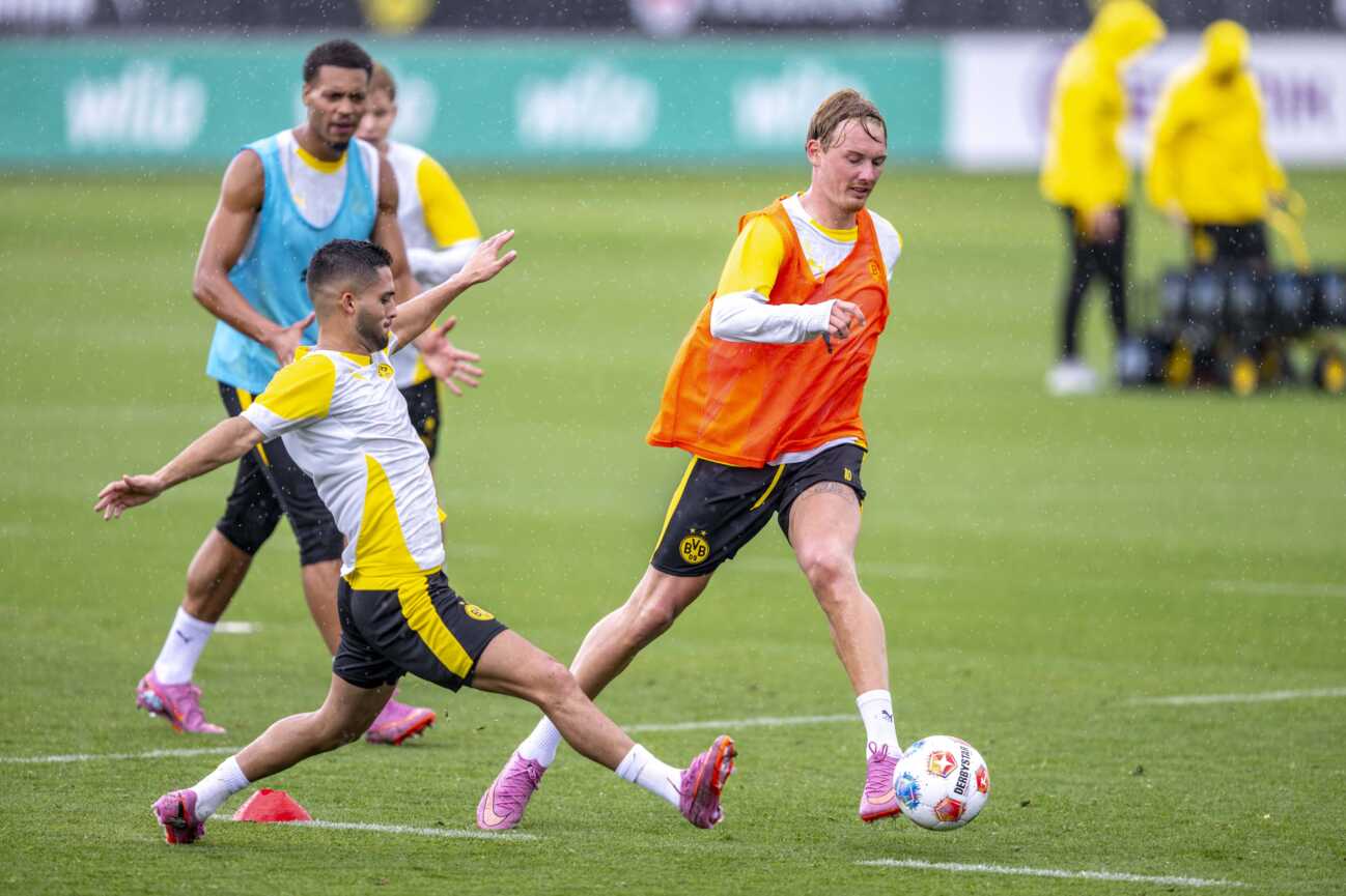 28.07.2025: Fußball: Training von Borussia Dortmund auf dem Trainingsgelände in Brackel. Dortmunds Yan Couto (l) und Dortmunds Julian Brandt kämpfen um den Ball. *** 28 07 2025 Borussia Dortmund soccer training at the training ground in Brackel Dortmunds Yan Couto l and Dortmunds Julian Brandt fight for the ball Copyright: xDavidxInderliedx