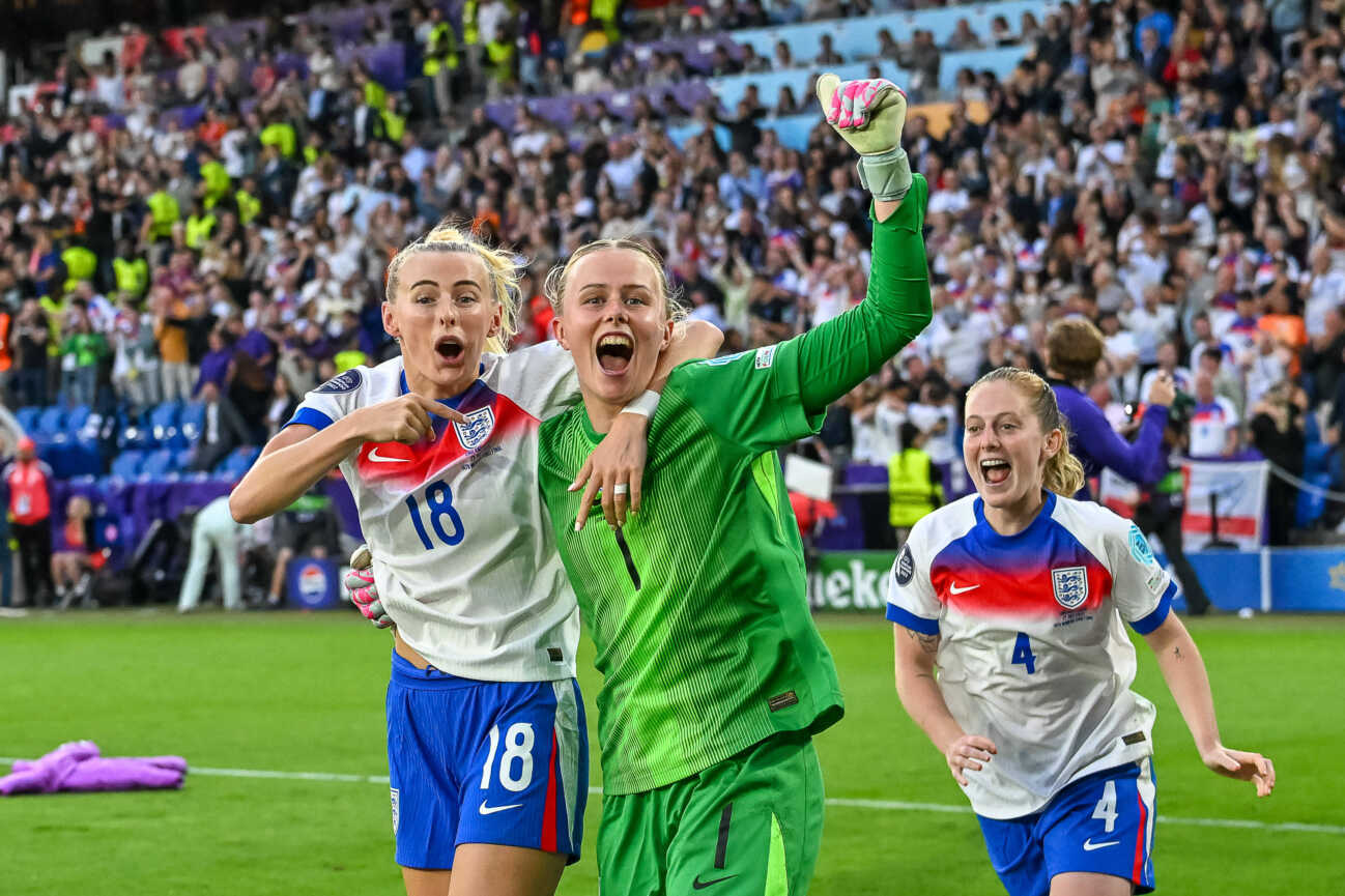 chloe-kelly-england-18-hannah-1064534089 Chloe Kelly (England, 18), Hannah Hampton (England, 01), Keira Walsh (England, 04) feiern vor den Fans den Sieg und den Titel des Europameisters SUI, England - Spanien, Frauen-Fussball, Uefa Womens Euro 2025, Finale, 27.07.2025 SUI, England - Spanien, Frauen-Fussball, Uefa Womens Euro 2025, Finale, 27.07.2025 Basel *** Chloe Kelly England, 18 , Hannah Hampton England, 01 , Keira Walsh England, 04 celebrate in front of the fans the victory and the title of European Champion SUI, England Spain, Womens Football, Uefa Womens Euro 2025, Final, 27 07 2025 SUI, England Spain, Womens Football, Uefa Womens Euro 2025, Final, 27 07 2025 Basel Copyright: xEibner-Pressefoto ThomasxHessx EP_THS