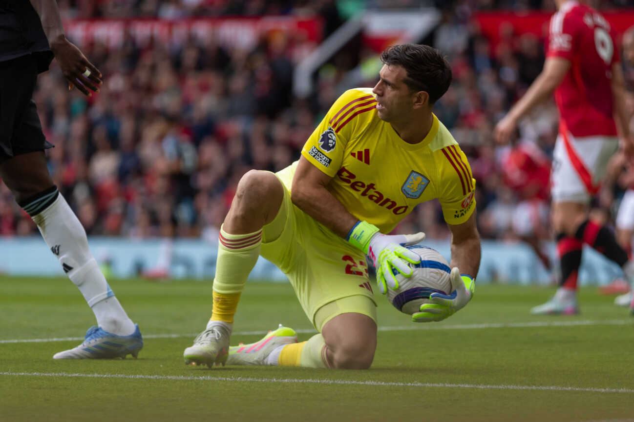 Emiliano Martinez of Aston Villa during the Premier League match between Manchester United, ManU and Aston Villa at Old Trafford, Manchester, England on 25 May 2025. PUBLICATIONxNOTxINxUK Copyright: xThomasxGaddx PMI-6877-0099