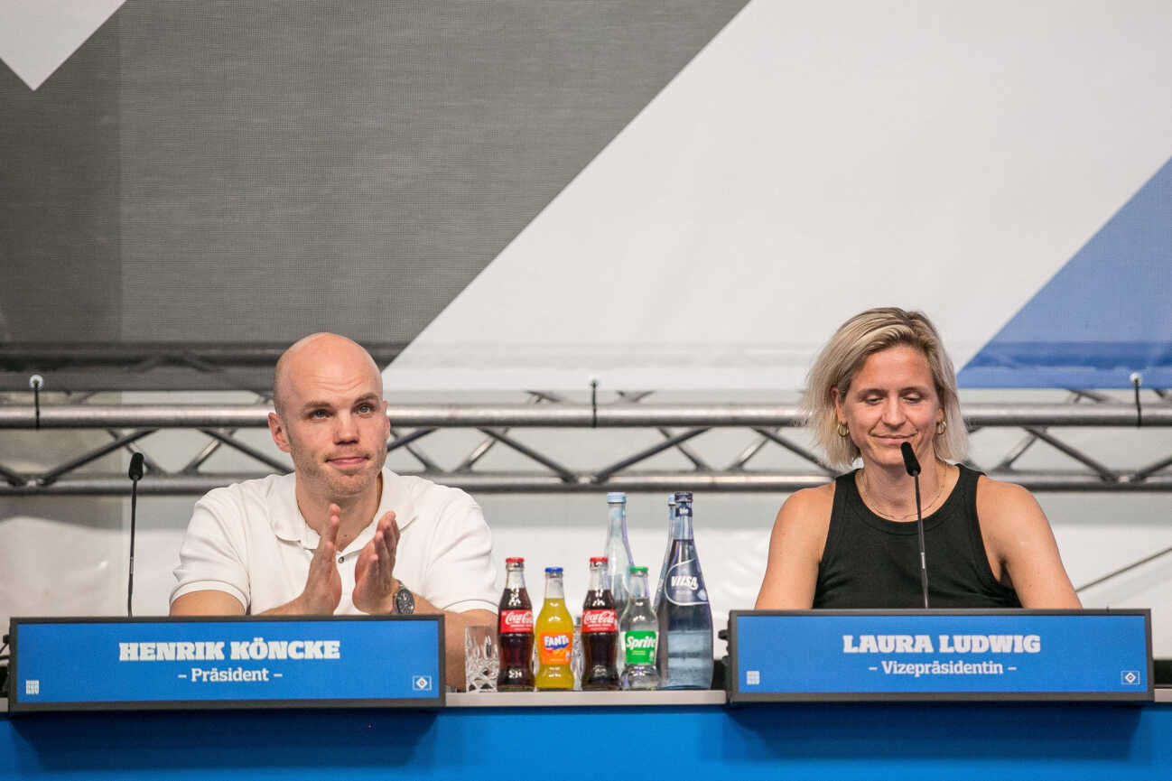 Henrik Köncke ( HSV ) ist neuer Präsident des HSV Laura Ludwig ( HSV ) Vize Präsidentin Deutschland , Hamburg , Volksparkstadion , Fussball , 1 . Bundesliga , Hamburger SV Mitgliederversammlung *** Henrik Köncke HSV is the new President of HSV Laura Ludwig HSV Vice President Germany , Hamburg , Volksparkstadion , Football , 1 Bundesliga , Hamburger SV General Meeting