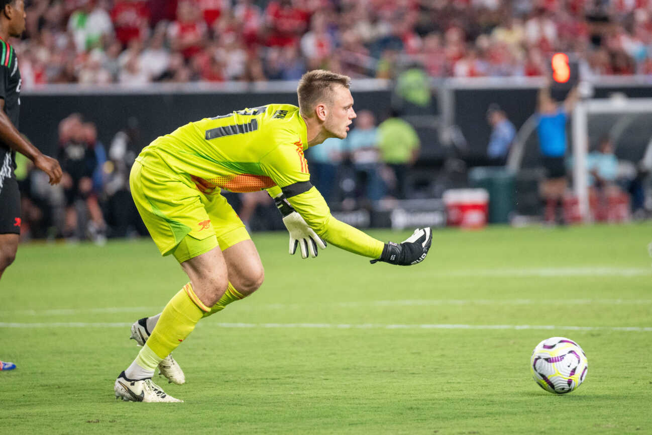 PHILADELPHIA, PA - JULY 31: Arsenal goalkeeper Karl Hein 31 passes the ball during the pre-season friendly between Arsenal and Liverpool on July 31st, 2024 at Lincoln Financial Field in Philadelphia, PA. Photo by Terence Lewis/Icon Sportswire SOCCER: JUL 31 Arsenal vs Liverpool EDITORIAL USE ONLY Icon24073121