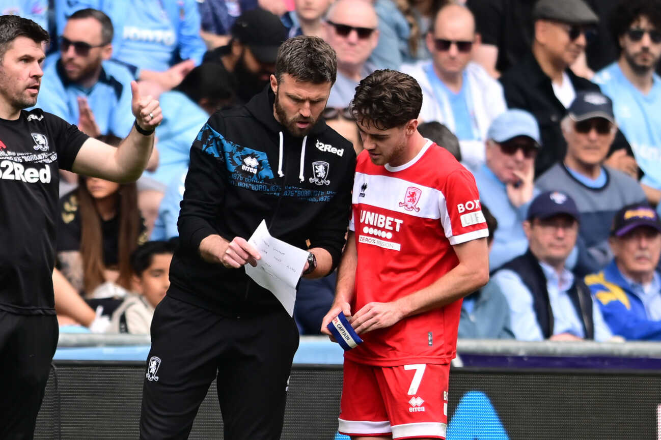Coventry City v Middlesbrough EFL Sky Bet Championship 03/05/2025. Middlesbrough manager Michael Carrick talks tactics with Middlesbrough midfielder Hayden Hackney 7 during the EFL Sky Bet Championship match between Coventry City and Middlesbrough at the Coventry Building Society Arena, Coventry, England on 3 May 2025. Coventry Coventry Building Society Arena West Midlands England Editorial use only DataCo restrictions apply See www.football-dataco.com , Copyright: xDennisxGoodwinx PSI-21988-0020