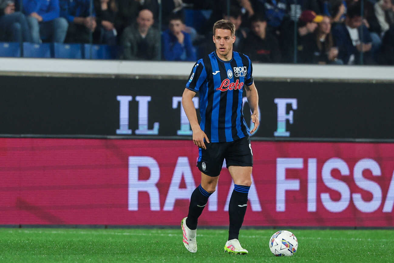 CALCIO - Serie A - Atalanta BC vs AS Roma Mario Pasalic of Atalanta BC seen in action during Serie A 2024/25 football match between Atalanta BC and AS Roma at Gewiss Stadium Bergamo Italy PUBLICATIONxNOTxINxFRAxUK Copyright: xIPAxSport/ABACAx