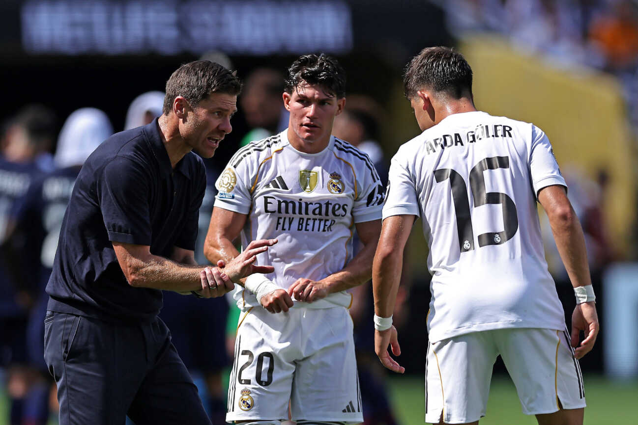 9th July 2025 East Rutherford, NJ, USA: Real Madrid C.F., head coach Xabi Alonso gives instructions to Arda Guler and Fran Garcia during the match between PSG and Real Madrid C.F. for the semifinal of the FIFA Club World Cup 2025, at MetLife Stadium PUBLICATIONxNOTxINxUK ActionPlus12811929 HeulerxAndrey