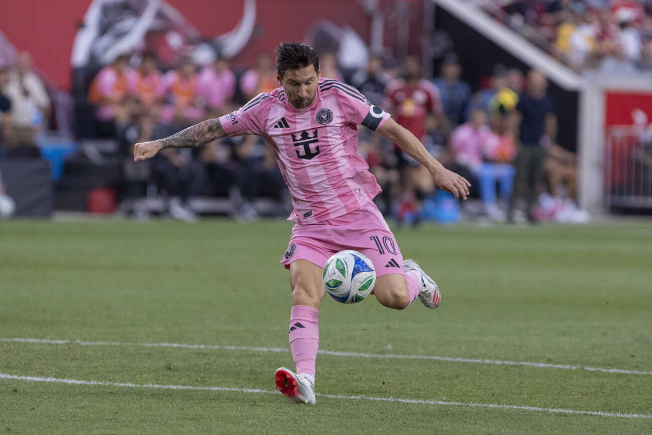 inter-miami-s-lionel-messi-1064278412 Inter Miami s Lionel Messi controls the ball during a Major League Soccer match between the New York Red Bulls and Inter Miami CF at the Red Bull Arena in New Jersey, United States, 19 July 2025. MLS, Fussball Herren, USA New York Red Bulls vs. Inter Miami CF !ACHTUNG: NUR REDAKTIONELLE NUTZUNG! PUBLICATIONxINxGERxSUIxAUTxONLY Copyright: xAngelxColmenaresx AME3998 20250720-55017454881_1