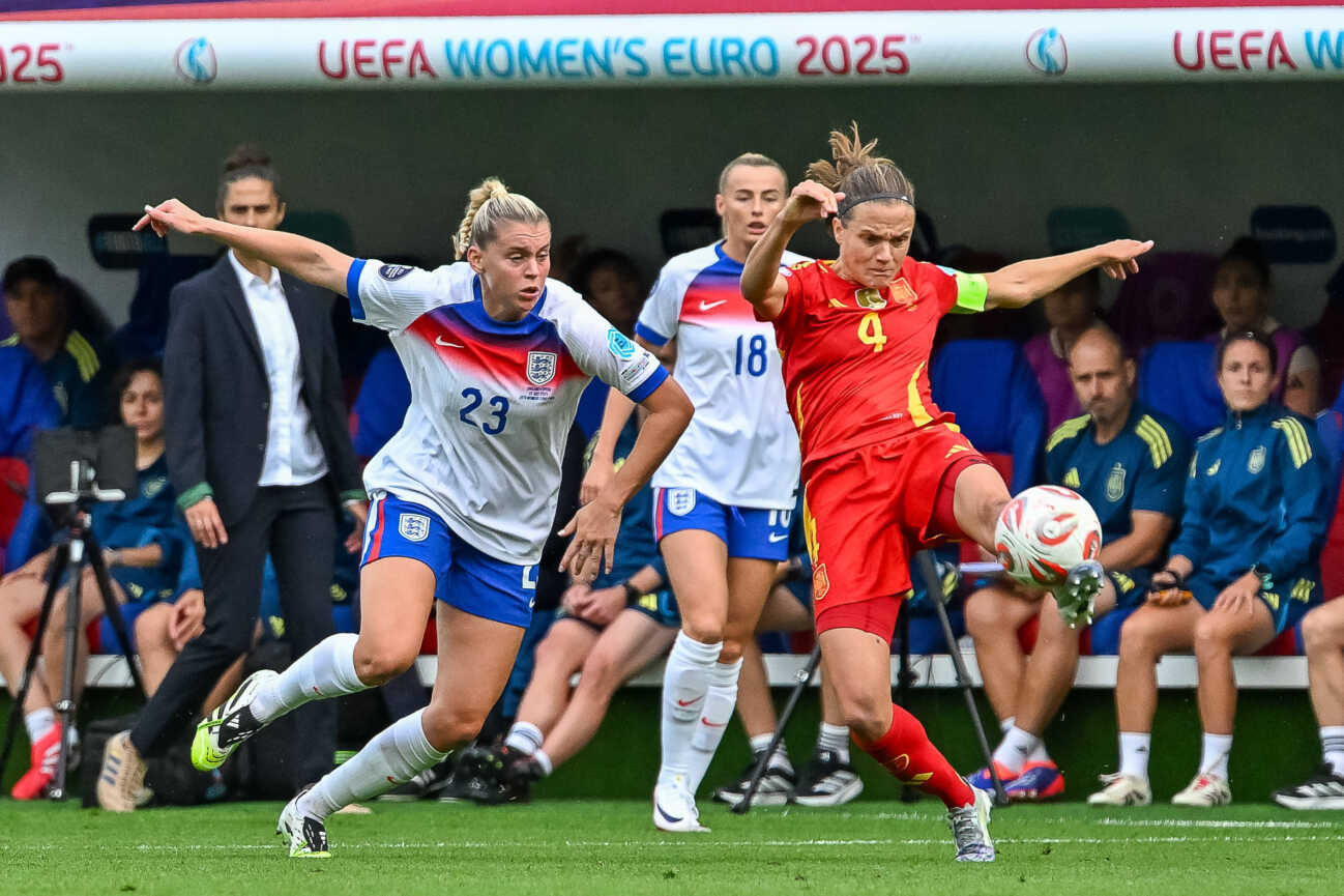 Irene Paredes (Spanien, 04) schlaegt den Ball weg vor Alessia Russo (England, 23) SUI, England - Spanien, Frauen-Fussball, Uefa Womens Euro 2025, Finale, 27.07.2025 SUI, England - Spanien, Frauen-Fussball, Uefa Womens Euro 2025, Finale, 27.07.2025 Basel *** Irene Paredes Spain, 04 knocks the ball away from Alessia Russo England, 23 SUI, England Spain, Womens Football, Uefa Womens Euro 2025, Final, 27 07 2025 SUI, England Spain, Womens Football, Uefa Womens Euro 2025, Final, 27 07 2025 Basel Copyright: xEibner-Pressefoto ThomasxHessx EP_THS