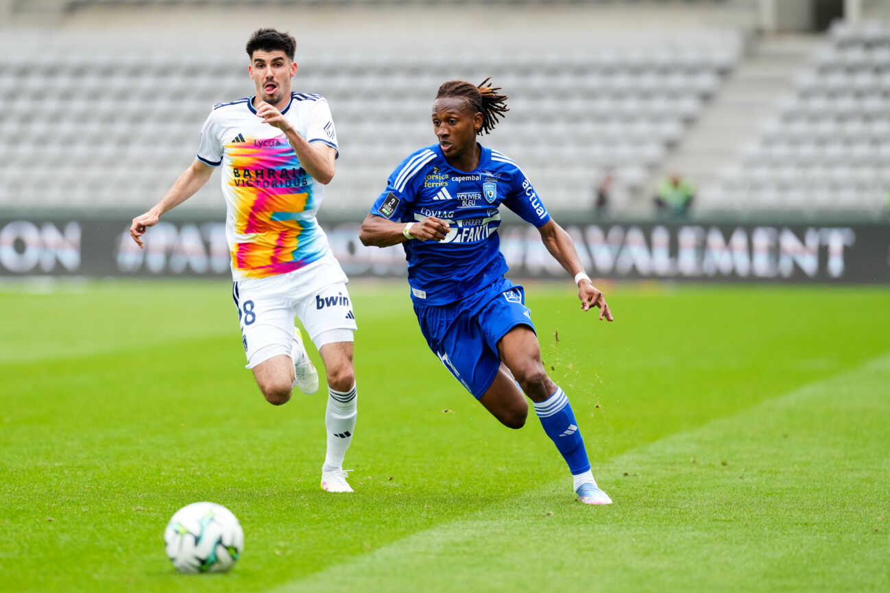 Paris FC v SC Bastia - Ligue 2 BKT 2024 2025 11 Lamine CISSE (scb) - 28 Thibault DE SMET (pfc) during the Ligue 2 BKT match between Paris FC and Bastia on April 19, 2025 at Stade Charlety in Paris, France. Paris France PUBLICATIONxINxGERxAUTxSUIxONLY Copyright: xFEPx 776310936