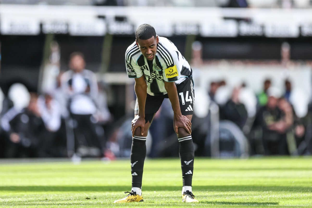 Premier League Newcastle United v Everton Alexander Isak of Newcastle United takes a breather as Newcastle prepares to take a corner during the Premier League match Newcastle United vs Everton at St. James s Park, Newcastle, United Kingdom, 25th May 2025 (Photo by Mark Cosgrove News Images) Newcastle St. James s Park Tyne and Wear United Kingdom Copyright: xMarkxCosgrove NewsxImagesx