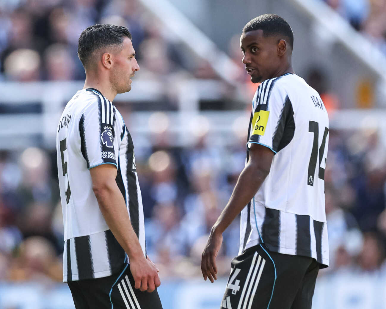 Premier League Newcastle United v Everton Fabian Schär of Newcastle United speaks to Alexander Isak of Newcastle United during the Premier League match Newcastle United vs Everton at St. James s Park, Newcastle, United Kingdom, 25th May 2025 (Photo by Mark Cosgrove News Images) Newcastle St. James s Park Tyne and Wear United Kingdom Copyright: xMarkxCosgrove NewsxImagesx