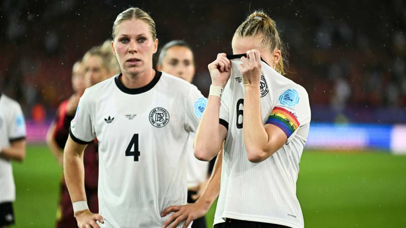Steinmeier und Merz trösten DFB-Frauen