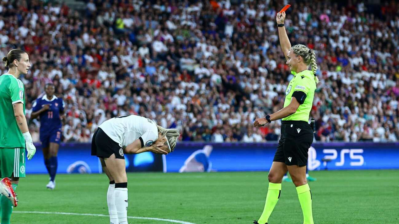 Schock für DFB-Frauen: Rot für Hendrich