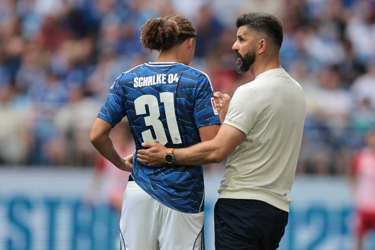 Taylan Bulut (FC Schalke 04) und Chef-Trainer Miron Muslic (FC Schalke 04) beim Testspiel (Saison 2025 26) FC Schalke 04 - FC Sevilla Copyright: Thomas Pakusch *** Taylan Bulut FC Schalke 04 and head coach Miron Muslic FC Schalke 04 at the test match 2025 season 26 FC Schalke 04 FC Sevilla Copyright Thomas Pakusch