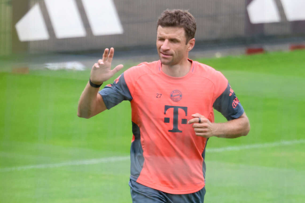 Thomas Müller, beim Einzeltraining, grüßt seine Fans, trainert individuell, Portraet, Portrait, Fussball FC Bayern München Training, Trainingsauftakt, an der Säbenerstrasse 30.07.2025 FOTO: Mladen Lackovic LakoPress *** Thomas Müller, during individual training, greets his fans, trains individually, Portraet, Portrait, Football FC Bayern Munich training, training start, at Säbenerstrasse 30 07 2025 PHOTO Mladen Lackovic LakoPress