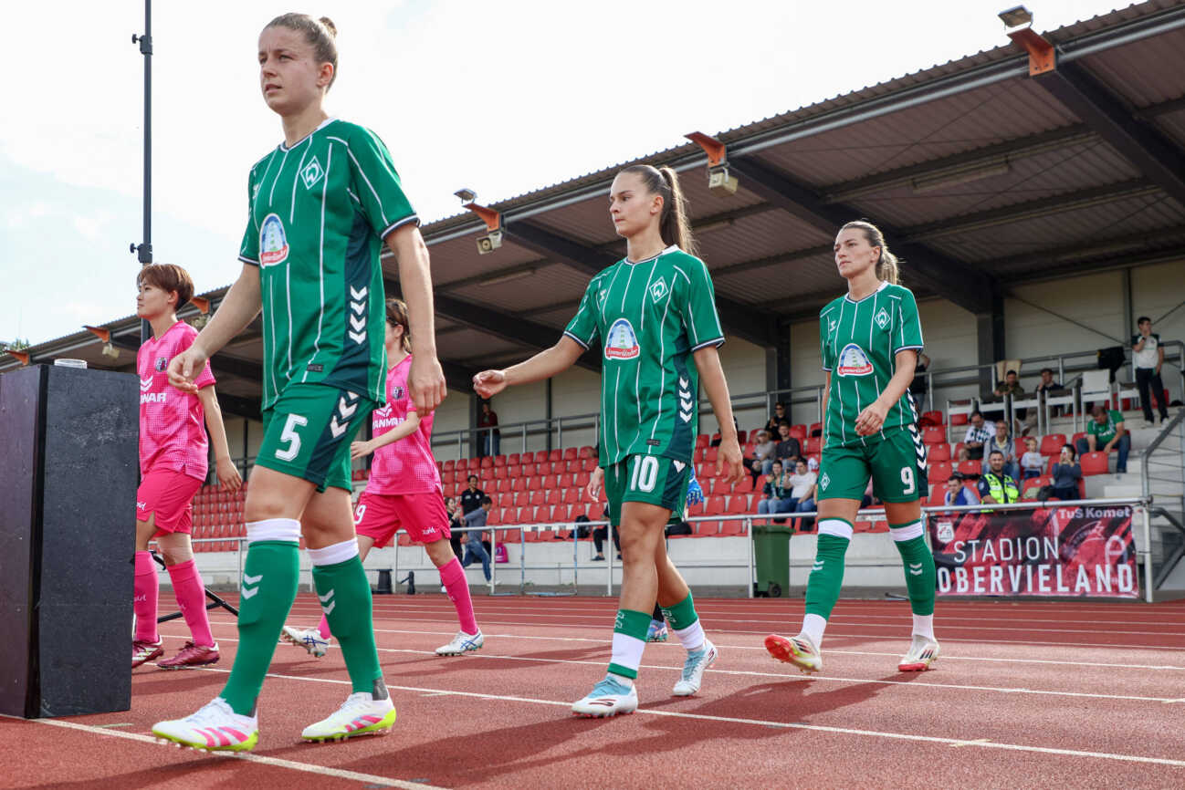 vli-michelle-ulbrich-sv-werder-1064413472 v.li.: Michelle Ulbrich (SV Werder Bremen, 5), Tuana Mahmoud (SV Werder Bremen, 10) und Medina Desic (SV Werder Bremen, 9) beim Einlaufen, 24.07.2025, Bremen (Deutschland), Fussball, Testspiel Frauen, SV Werder Bremen - Cerezo Osaka Yanmar Ladies *** from left Michelle Ulbrich SV Werder Bremen, 5 , Tuana Mahmoud SV Werder Bremen, 10 and Medina Desic SV Werder Bremen, 9 at the run-in, 24 07 2025, Bremen Germany , Soccer, Test match women, SV Werder Bremen Cerezo Osaka Yanmar Ladies xobx