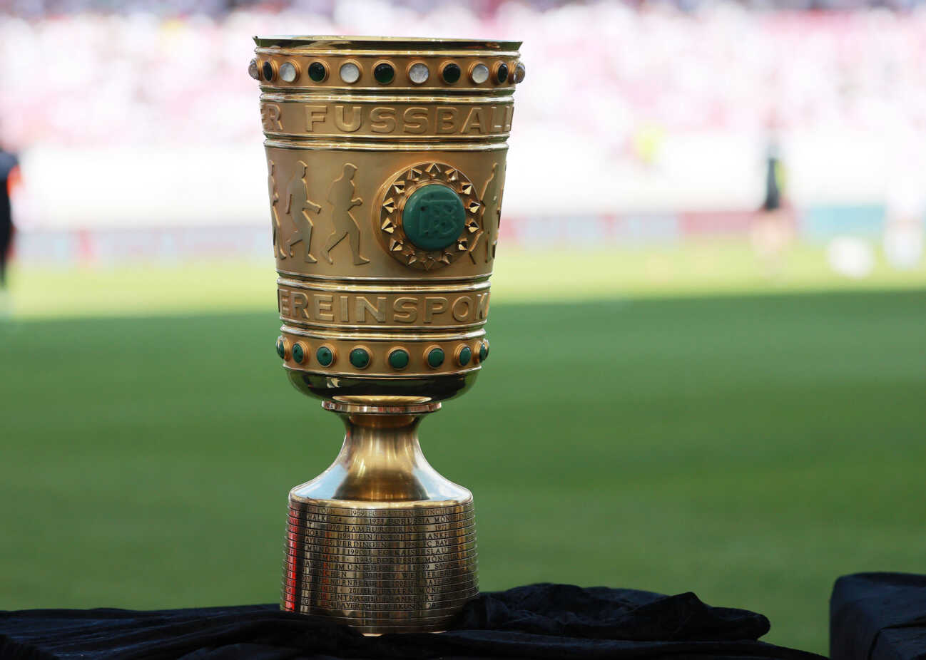09.08.25 VfB Stuttgart - FC Bologna Deutschland, Stuttgart, 09.08.2025, Fussball, Testspiel, VfB Stuttgart - FC Bologna: Feature DFB-Pokal Trophäe. *** 09 08 25 VfB Stuttgart FC Bologna Germany, Stuttgart, 09 08 2025, Football, Test match, VfB Stuttgart FC Bologna Feature DFB Pokal Trophy