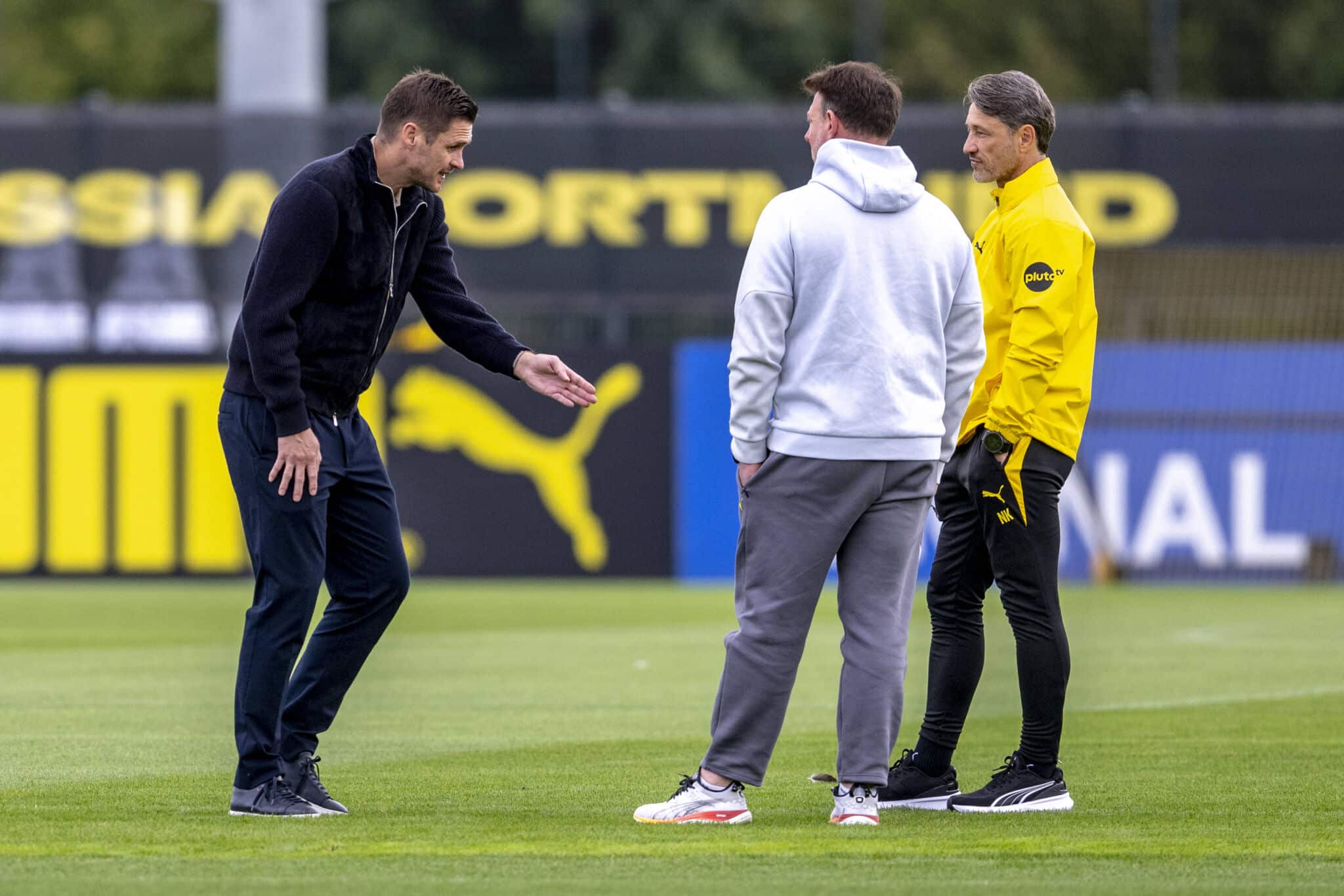 24.08.2025: Fußball:Öffentliches Training on Borussia Dortmund. Sebastian Kehl (l-r), Sportpsychologe Philipp und Trainer Niko Kovac (Borussia Dortmund) sprechen. *** 24 08 2025 Football Public training session on Borussia Dortmund Sebastian Kehl l r , sports psychologist Philipp and coach Niko Kovac Borussia Dortmund talk Copyright: xDavidxInderliedx