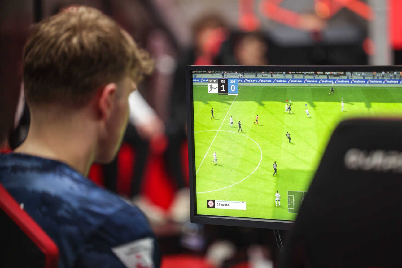25.03.2023, eSports, VBL, Virtual Bundesliga, Gruppenphase, Finale, VBL Club Championship, FIFA, Fussball, Saison 2022 2023, Max Antimax Eggenkämper (FC Schalke 04), Köln Strassenkicker Base LP10 NRW Deutschland xRHR-FOTO DEx *** 25 03 2023, eSports, VBL, Virtual Bundesliga, group stage, final, VBL Club Championship, FIFA, football, season 2022 2023, Max Antimax Eggenkämper FC Schalke 04 , Cologne Street Kicker Base LP10 NRW Germany xRHR PHOTO DEx Copyright: DennisxEwert RHR-FOTOx RHR-FOTO DE